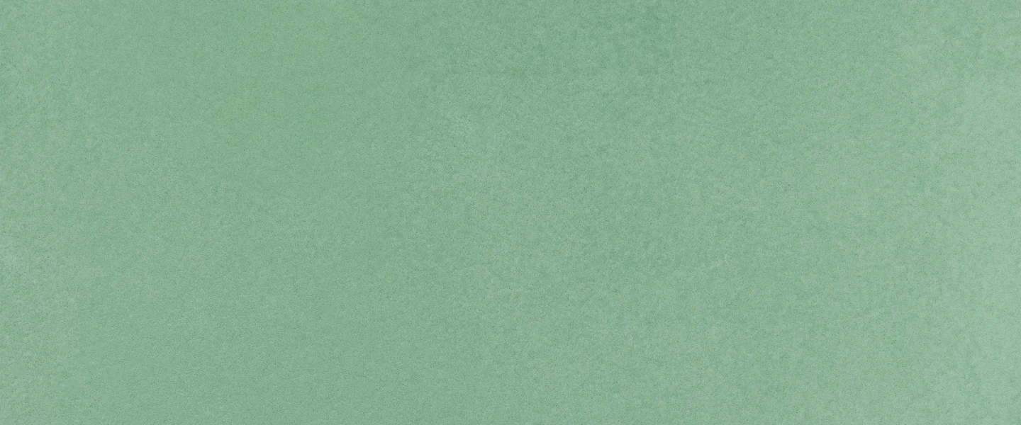 Pose AdLucem dans une boutique de mode parisienne.