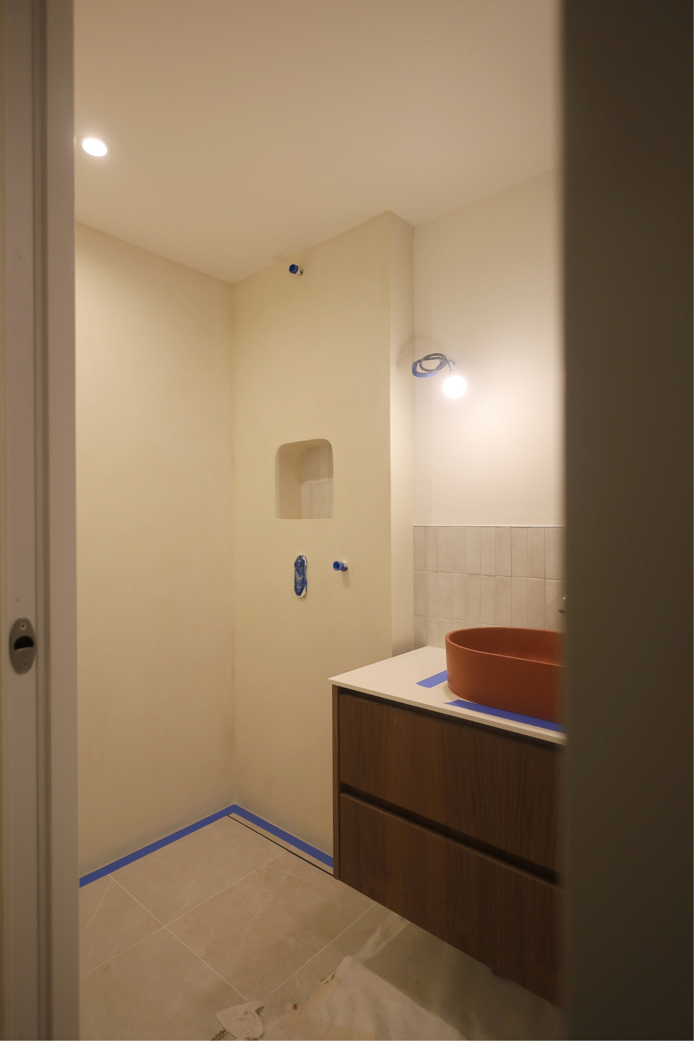 salle de bain rénovée avec du béton ciré AdLucem par un architecte à Paris.