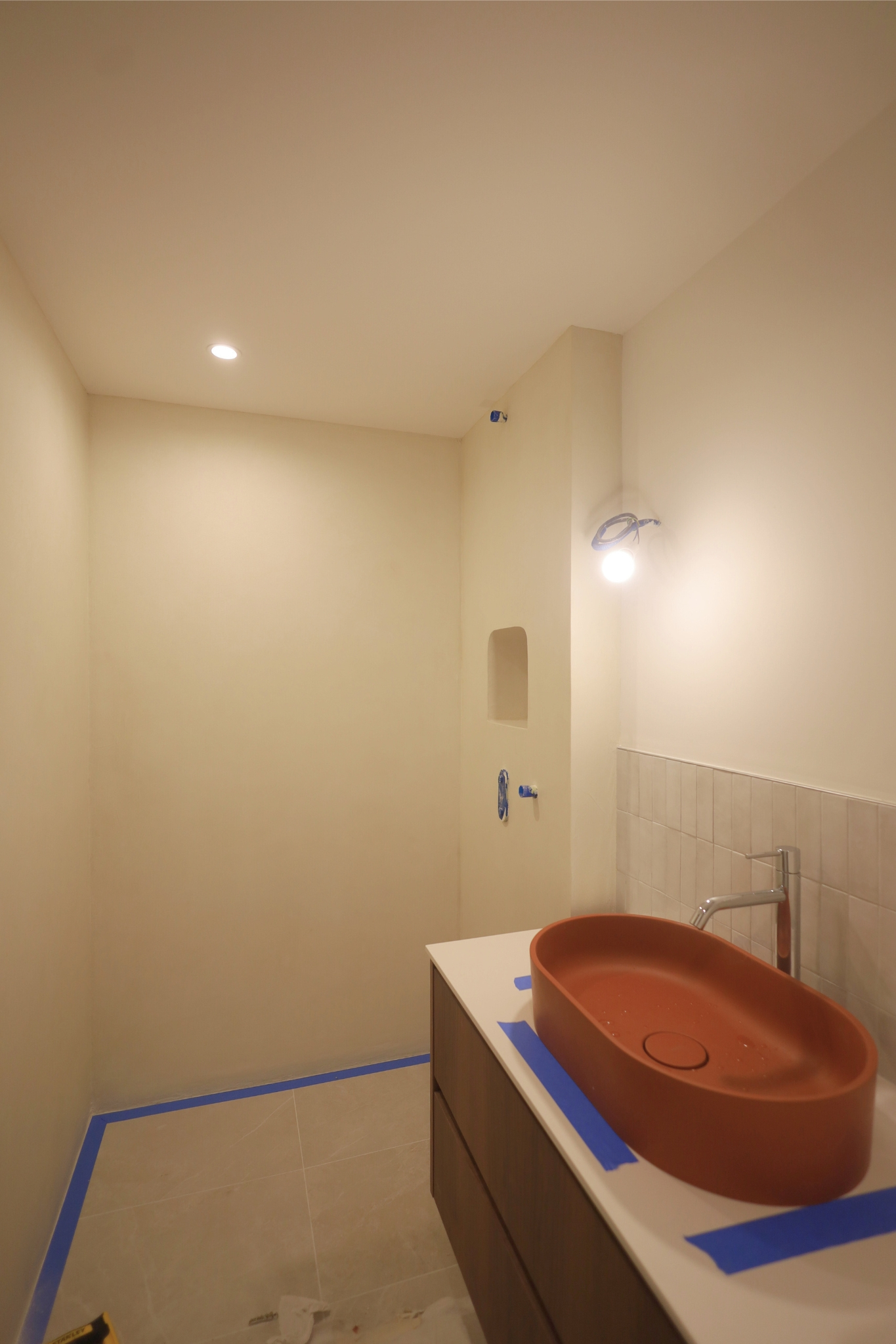 Salle d’eau minimaliste en béton ciré Adlucem appliqué par un artisan, conçue par un architecte parisien