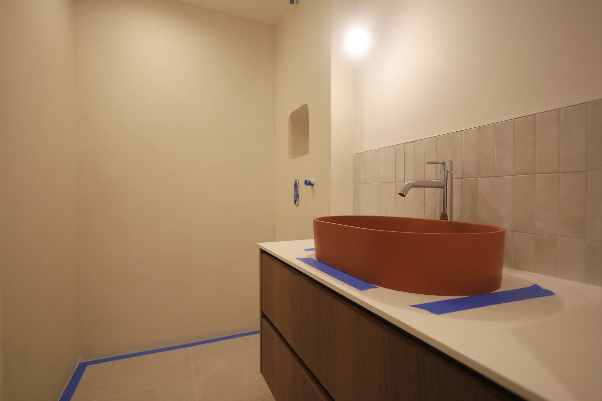 Béton ciré appliqué dans une salle de bain dans un appartement à Paris.