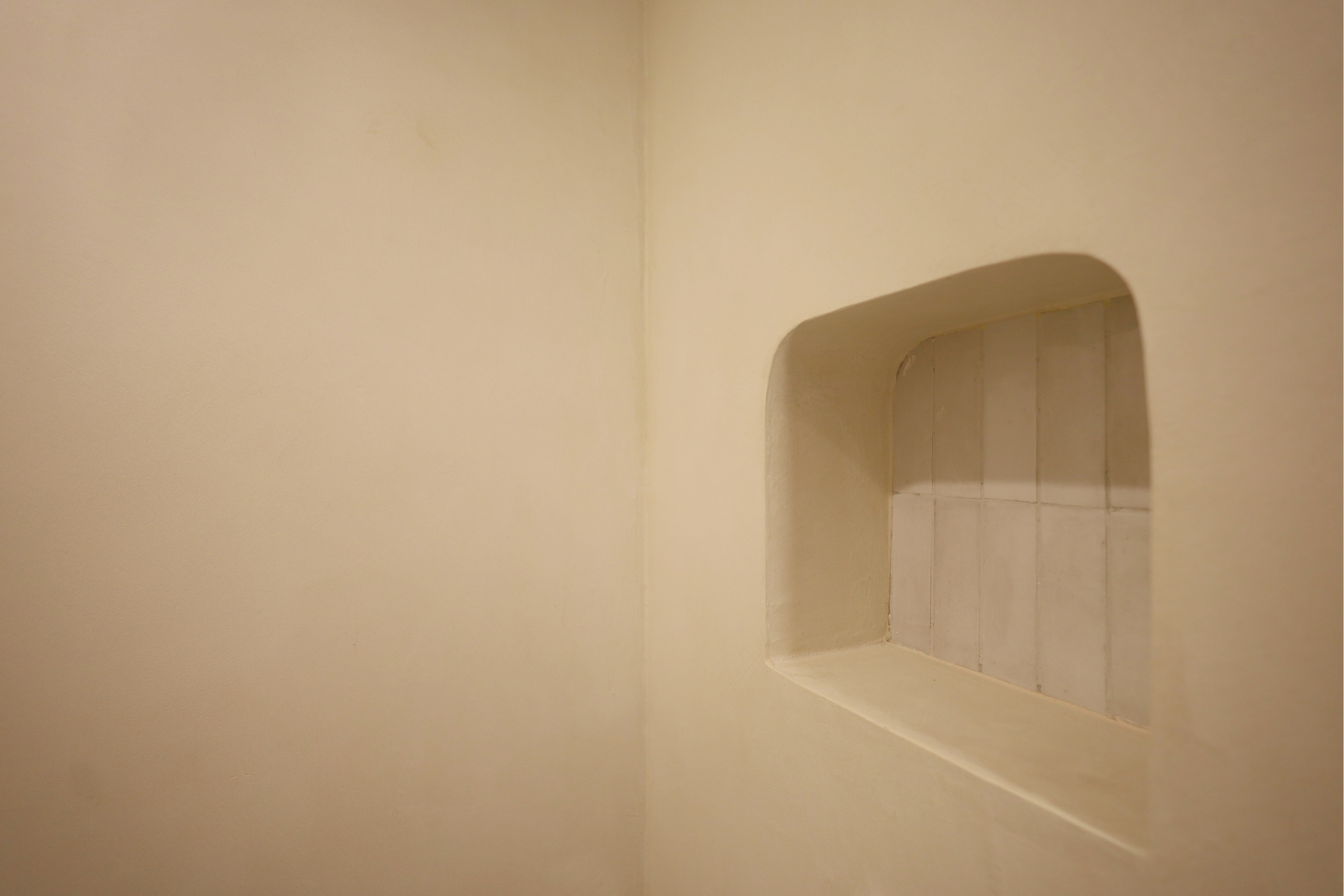 Application de béton ciré dans une salle de bain d'un appartement à Paris, dans le 11ème arrondissement