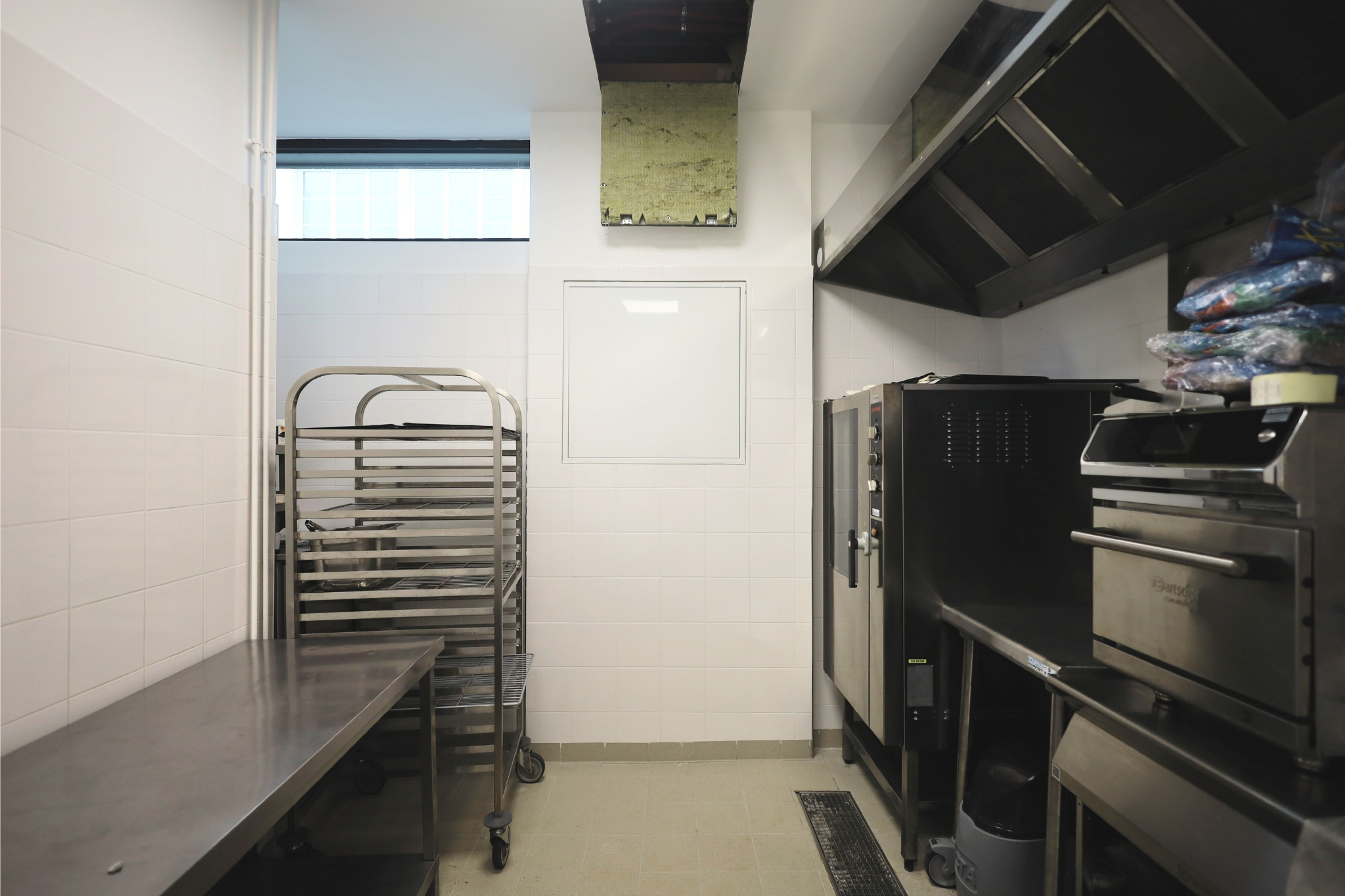 Cuisine professionnelle dans un restaurant de Paris.