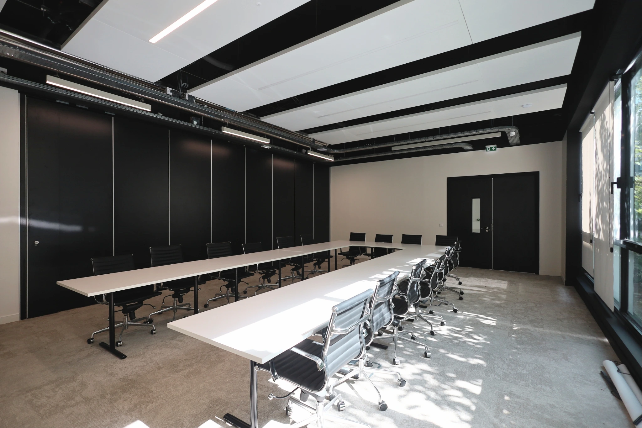 Aménagement d'un espace bureau avec pose d'une moquette et d'une cloison amovible à Paris (75).