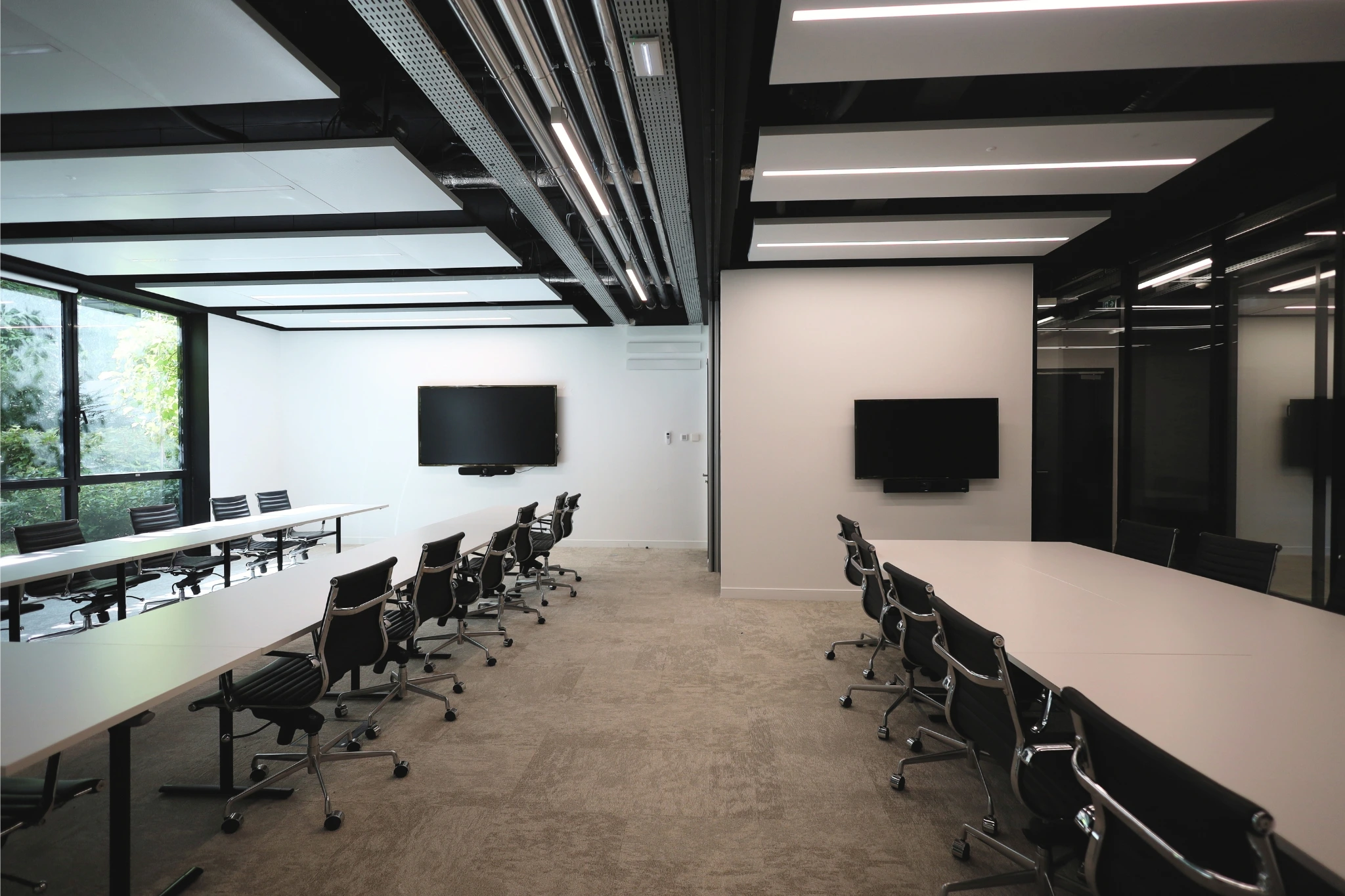 Cloison amovible ouverte dans un bureau à Paris (75).