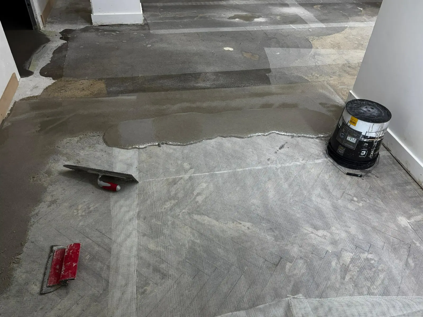 Préparation du support pour poser du béton ciré sur un parquet à Paris. 