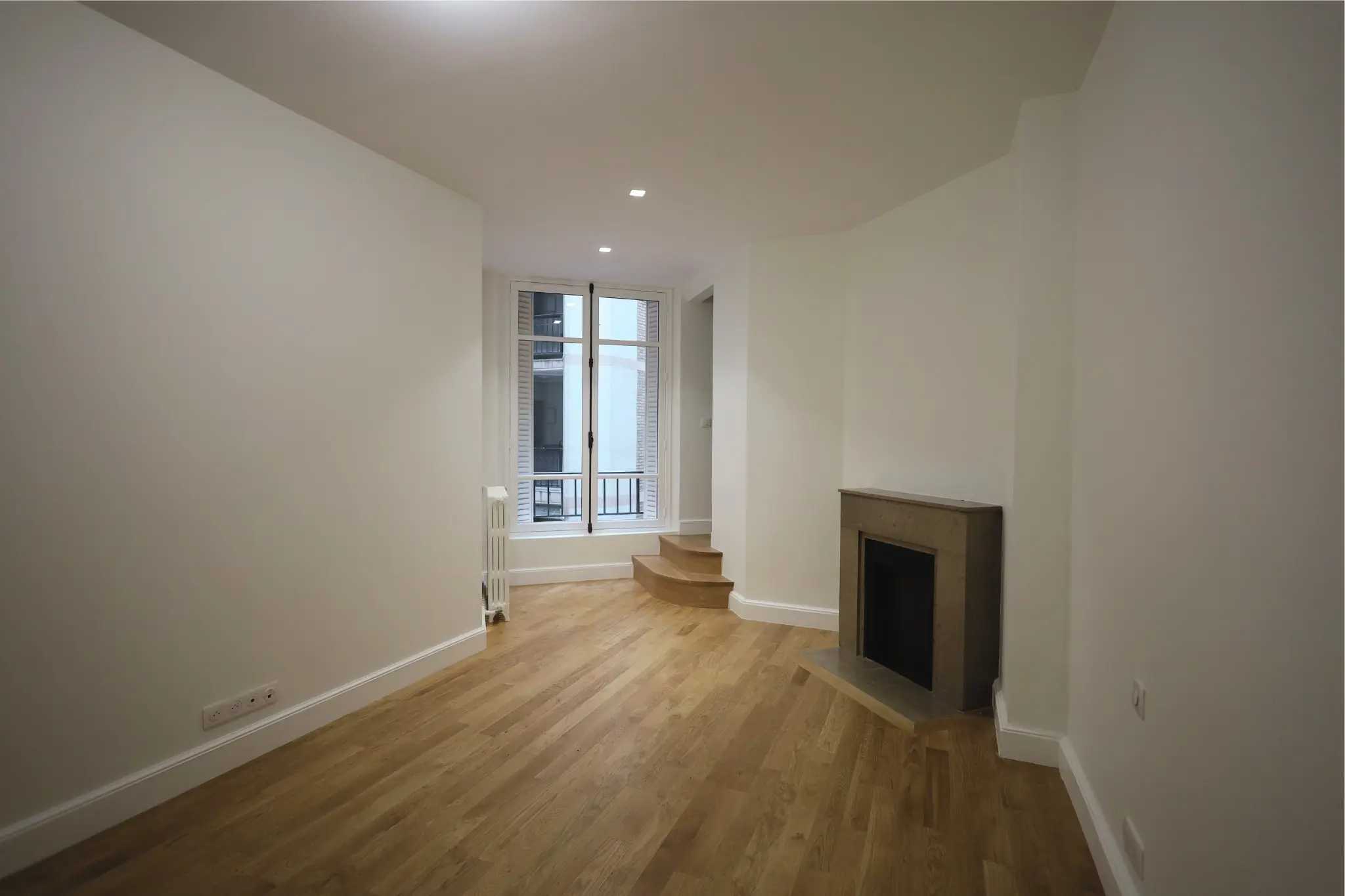 Travaux de peinture soignée dans un espace de vie moderne à Paris