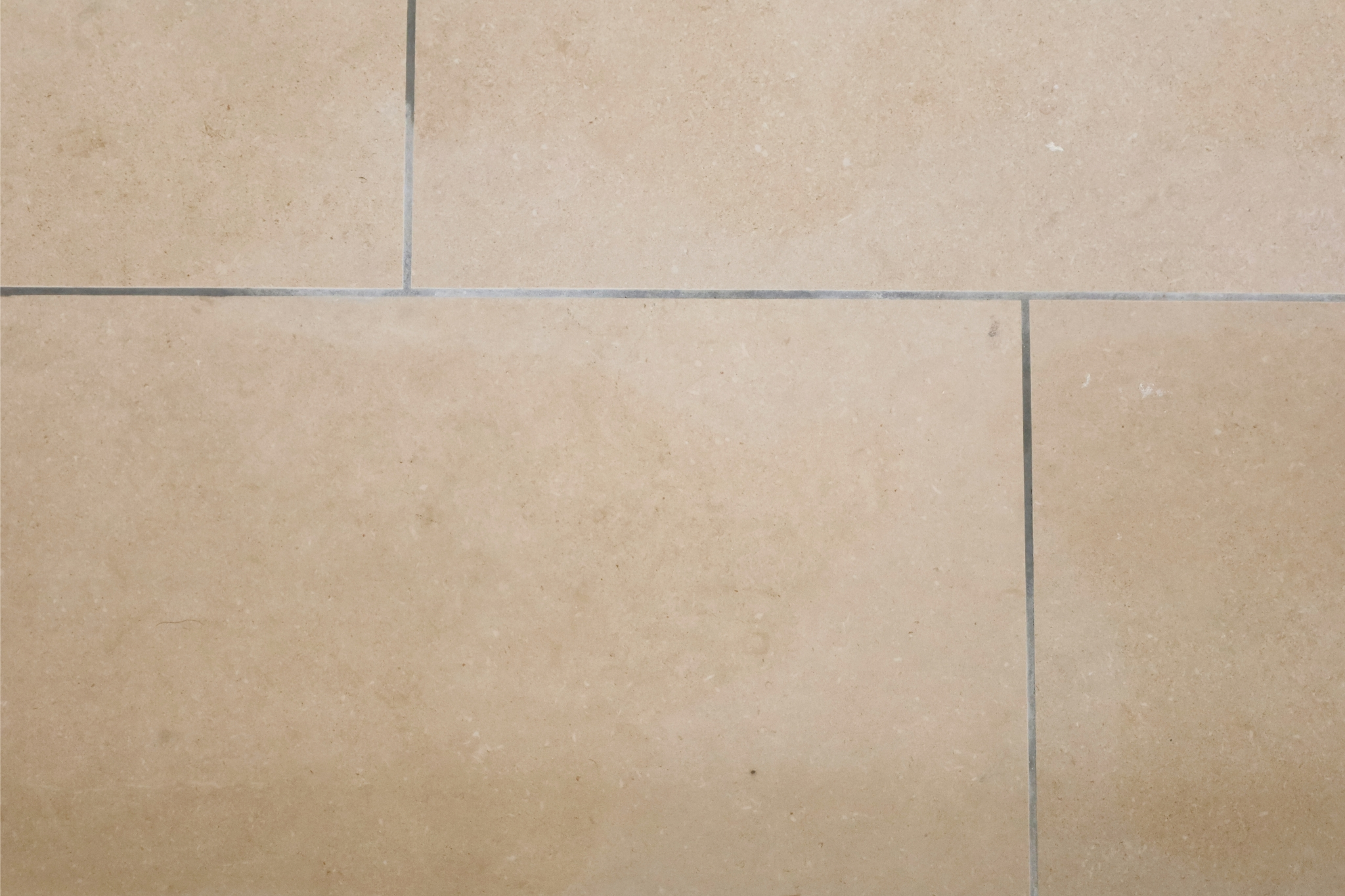 Pose de carrelage par une entreprise de rénovation nommée Brokkr à Paris.