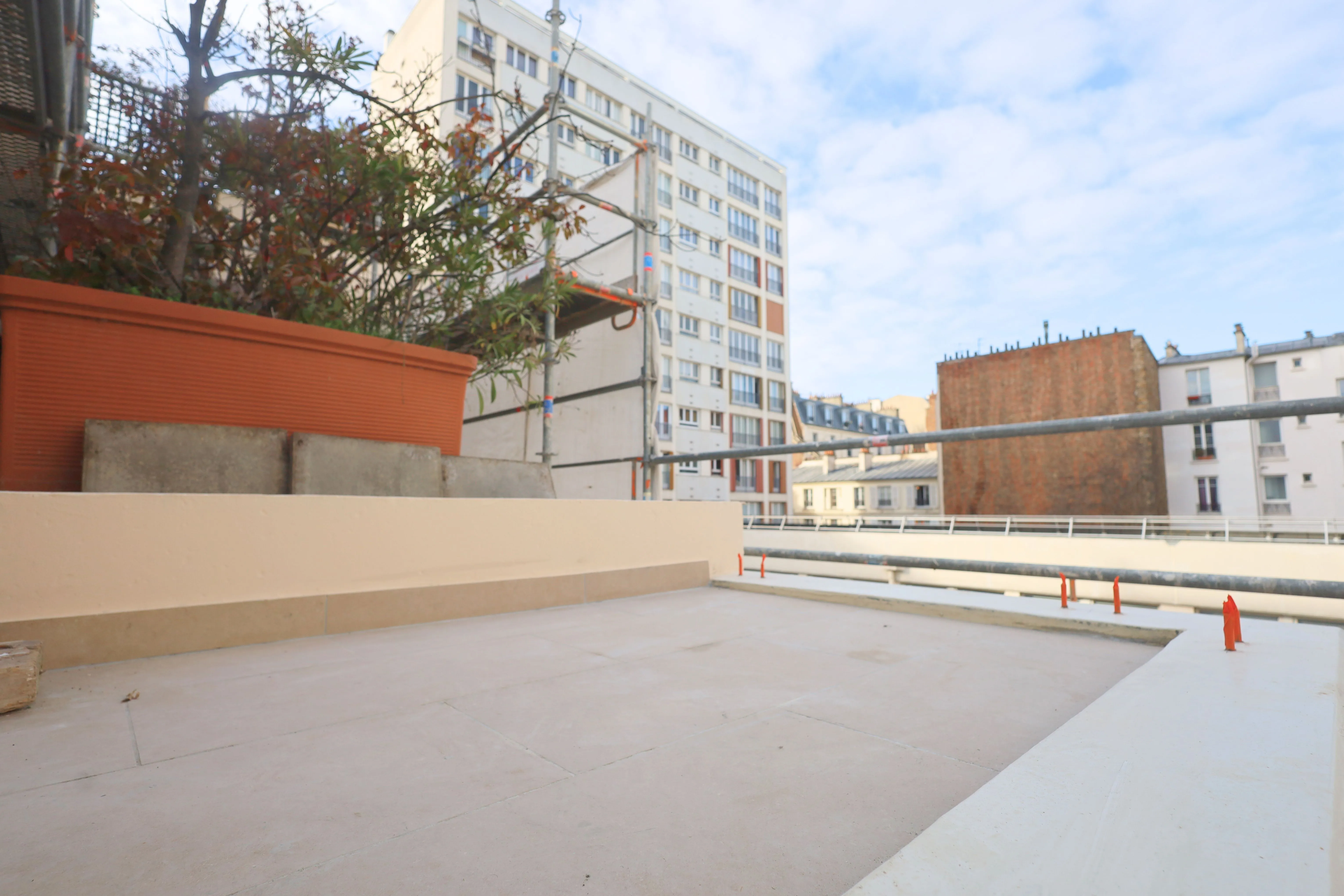 Pose de carrelage sur une terrasse à Paris par une entreprise de rénovation nommée Brokkr.