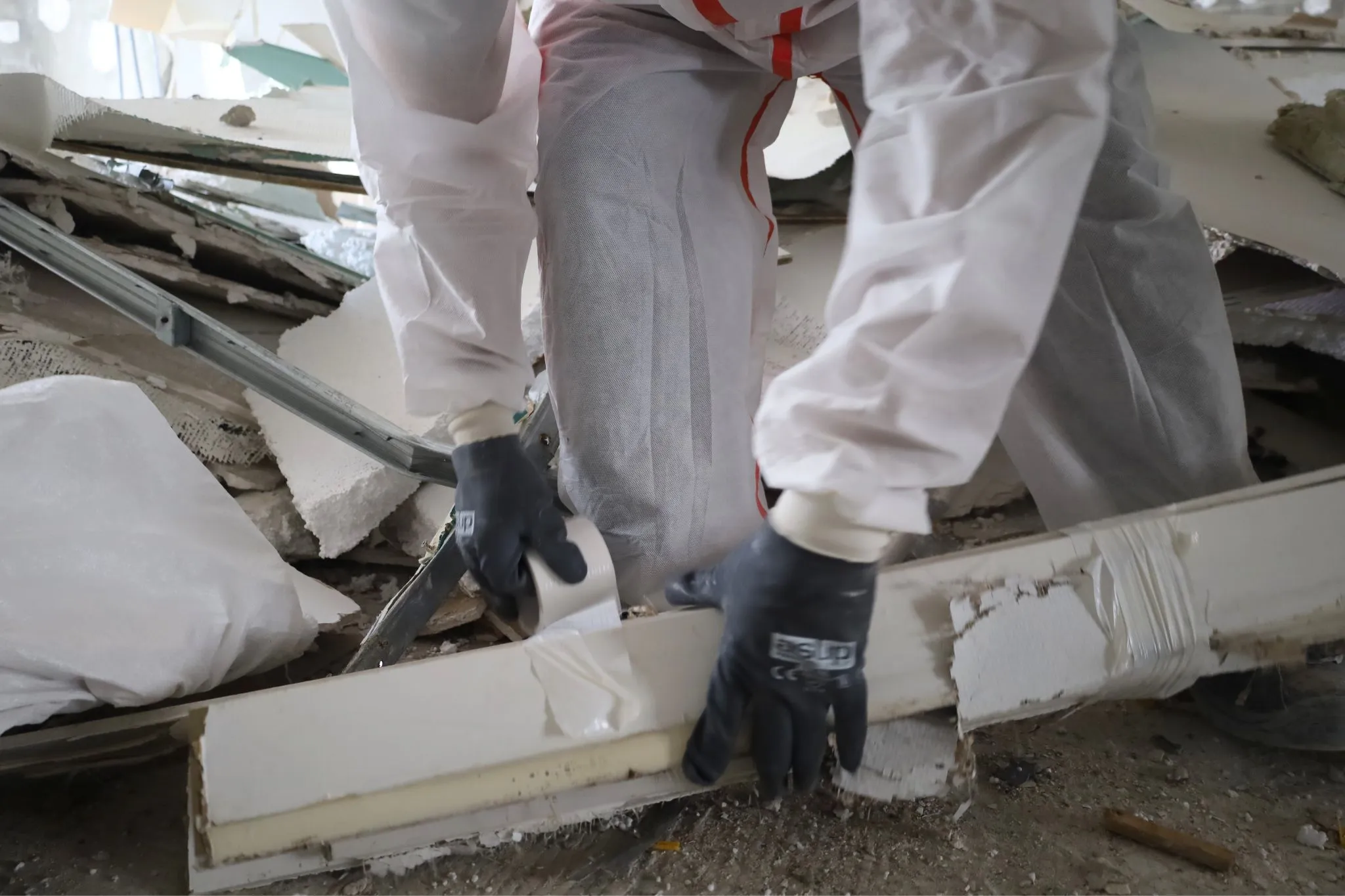 Ouvrier équipé pour un curage d'appartement avant les travaux de rénovation à Paris par Brokkr. 