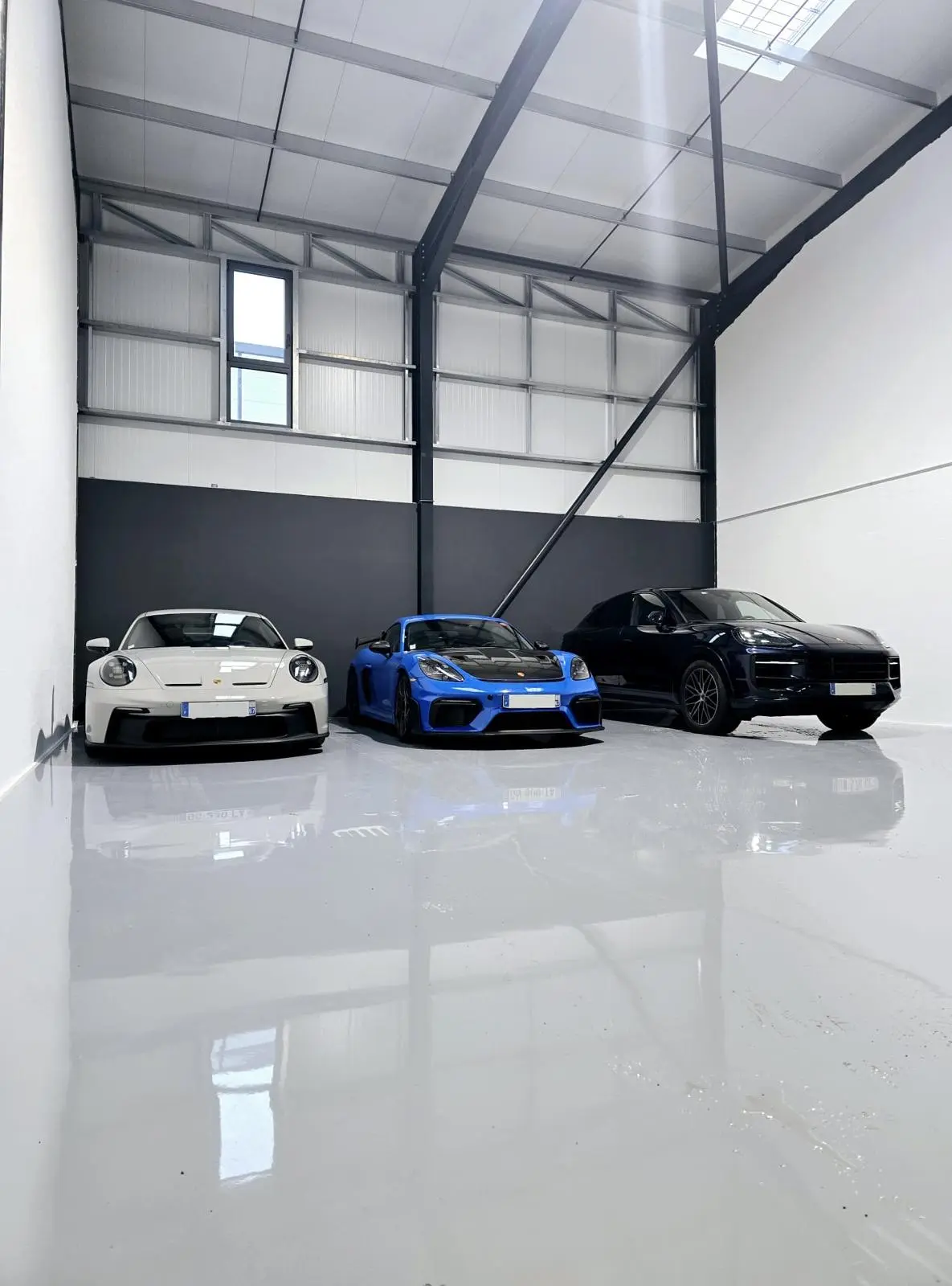 Application de résine époxy sur sol de garage à Argenteuil