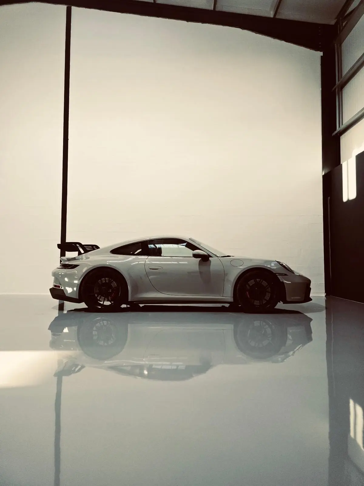 Détail du sol en résine époxy dans un garage résidentiel du 95