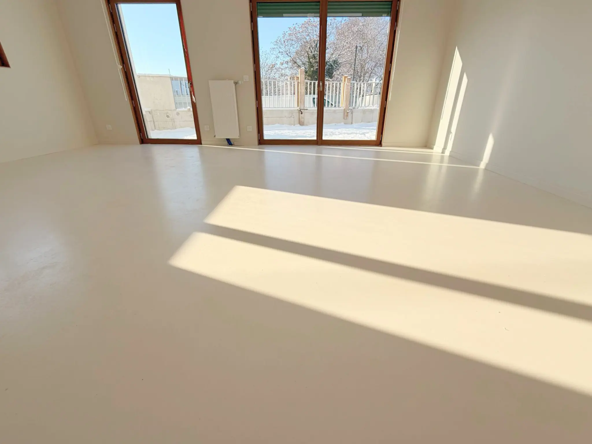 Coulis quartz au sol effet béton ciré par Brokkr. 