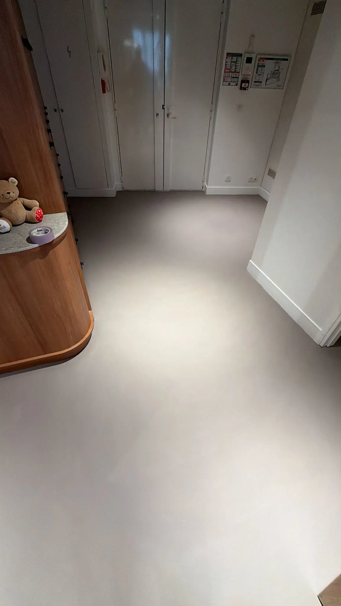 Résultat après la pose de béton ciré sur un vieux parquet. 