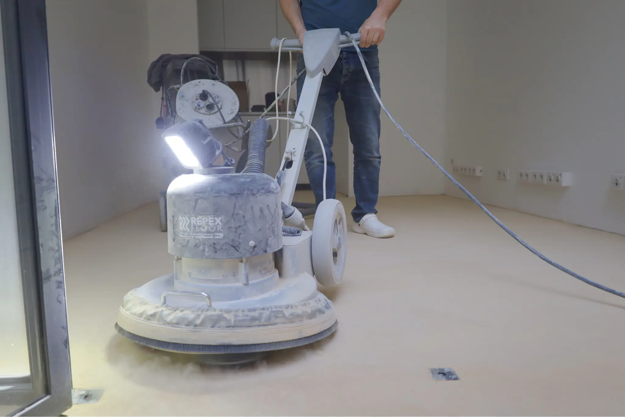 Ponçage diamant du béton ciré à Paris