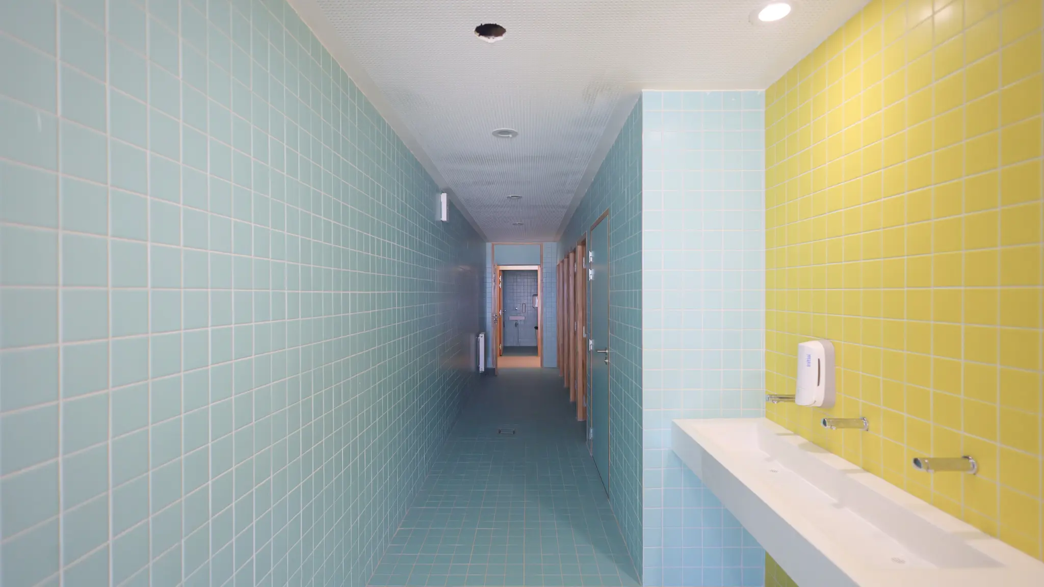 Trouver une entreprise pour la mise en conformité PMR des sanitaires. 