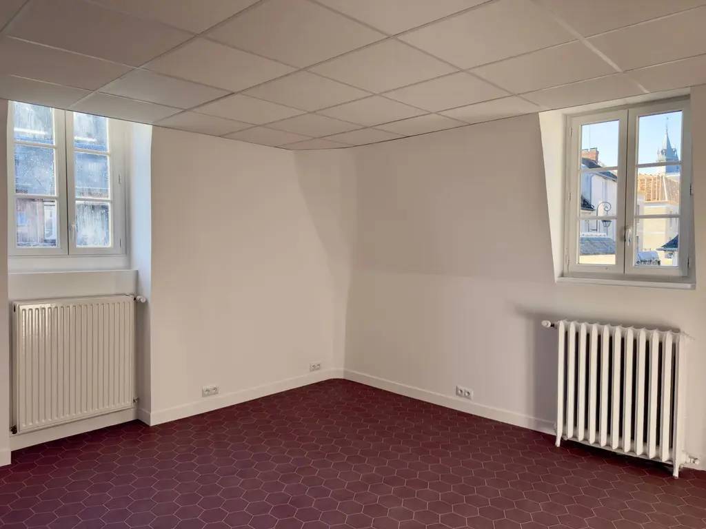 Création d’un espace fonctionnel dans les bureaux de la Croix-Rouge de Compiègne grâce à des cloisons en plaques de plâtre