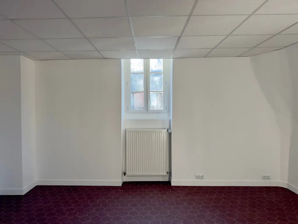 Rénovation d’un espace associatif dans l’Oise : pose de plaques de plâtre, faux plafond suspendu et sol neuf