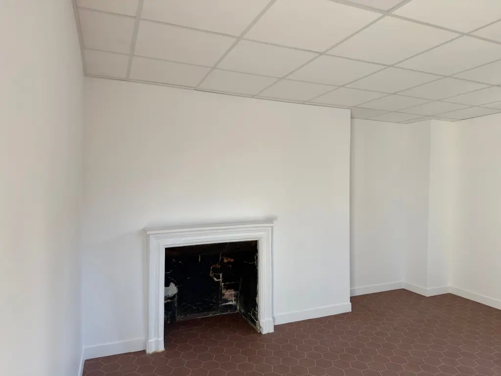 Aménagement d’une pièce dans les locaux de la Croix-Rouge : travaux de second œuvre réalisés par l’entreprise Brokkr