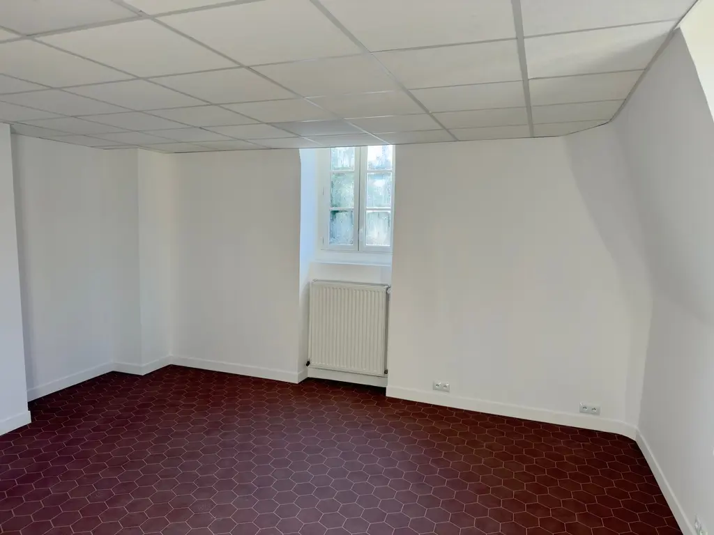 Pose de faux plafond et rénovation des murs dans un local associatif à Compiègne