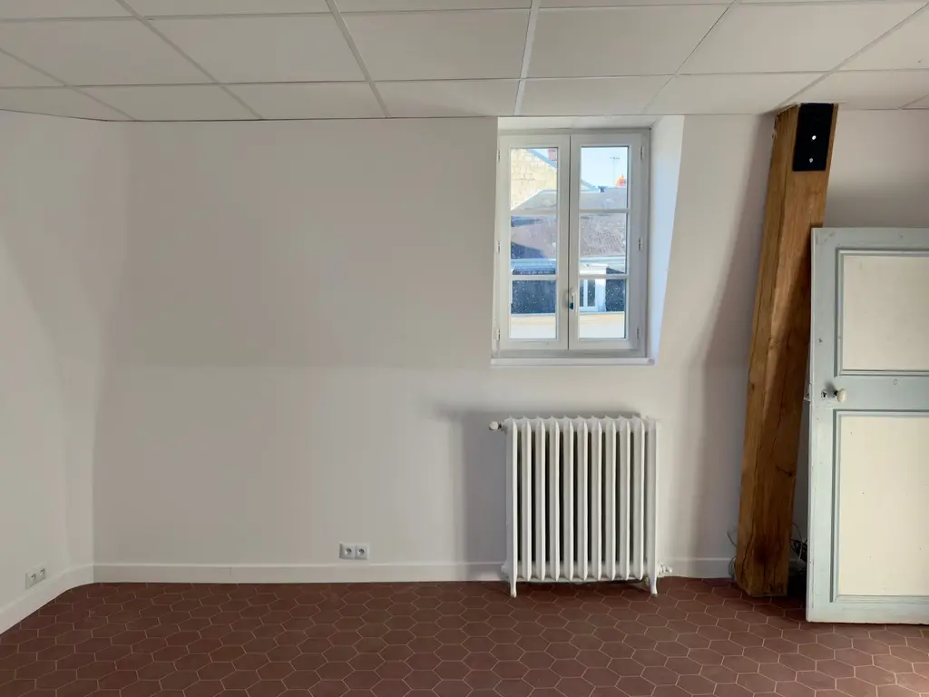 Travaux de rénovation intérieure réalisés par Brokkr : faux plafond, peinture murale et sol dans les locaux de la Croix-Rouge