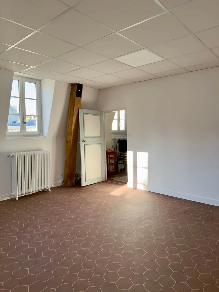 Aménagement intérieur professionnel avec cloisonnement placo et faux plafond suspendu à Compiègne