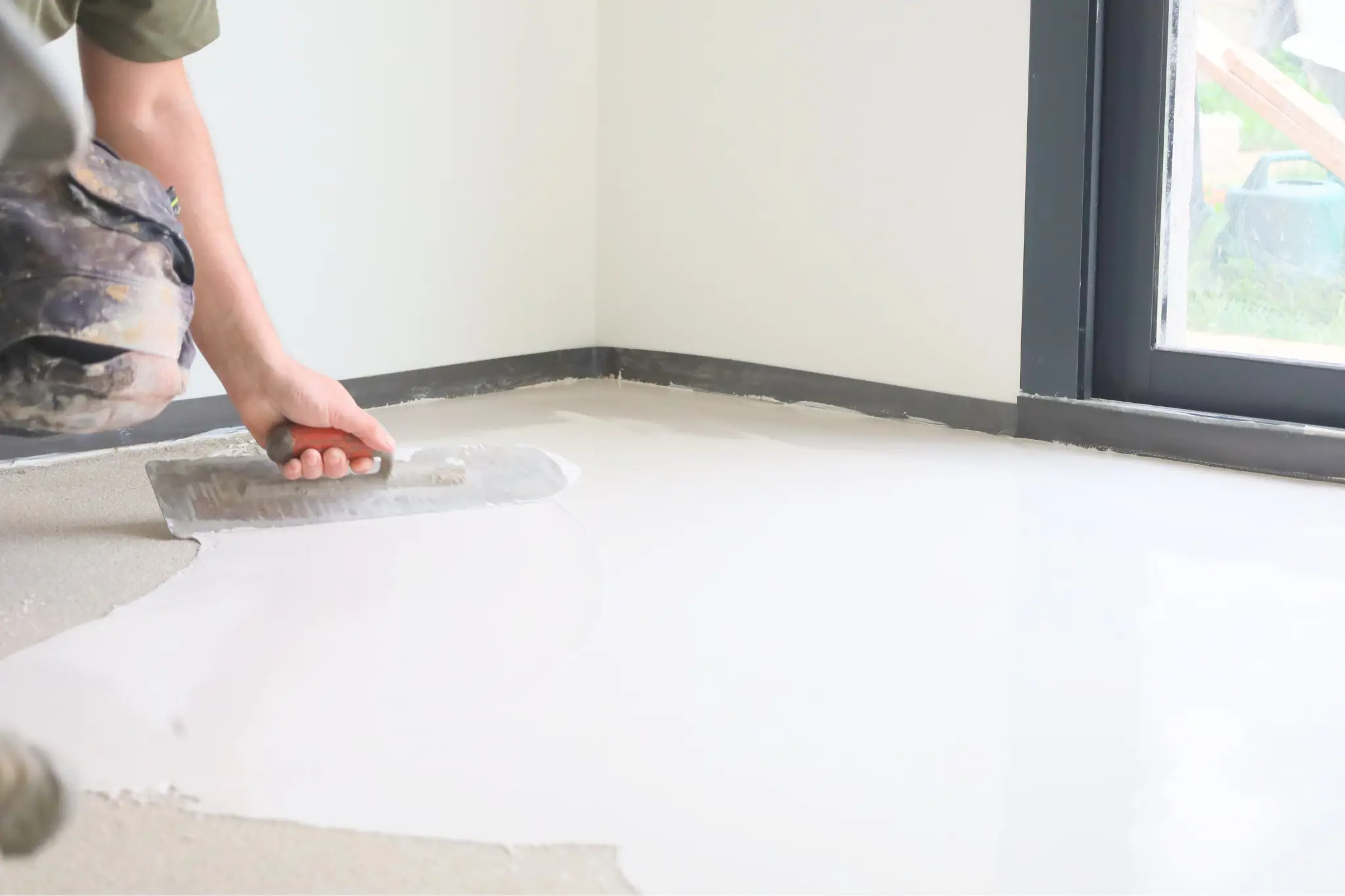 Détail chantier de préparation avant béton ciré