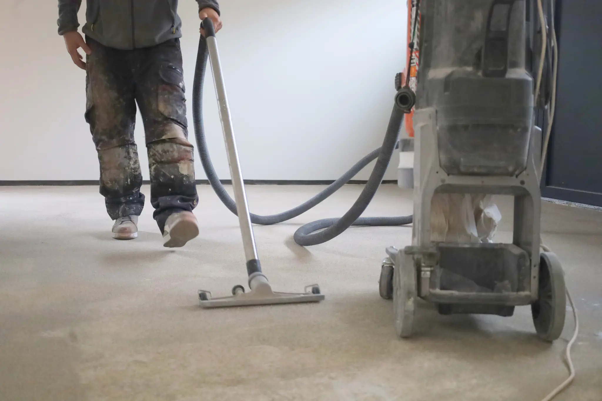 Sol en cours de préparation avec résine sablée et aspiration