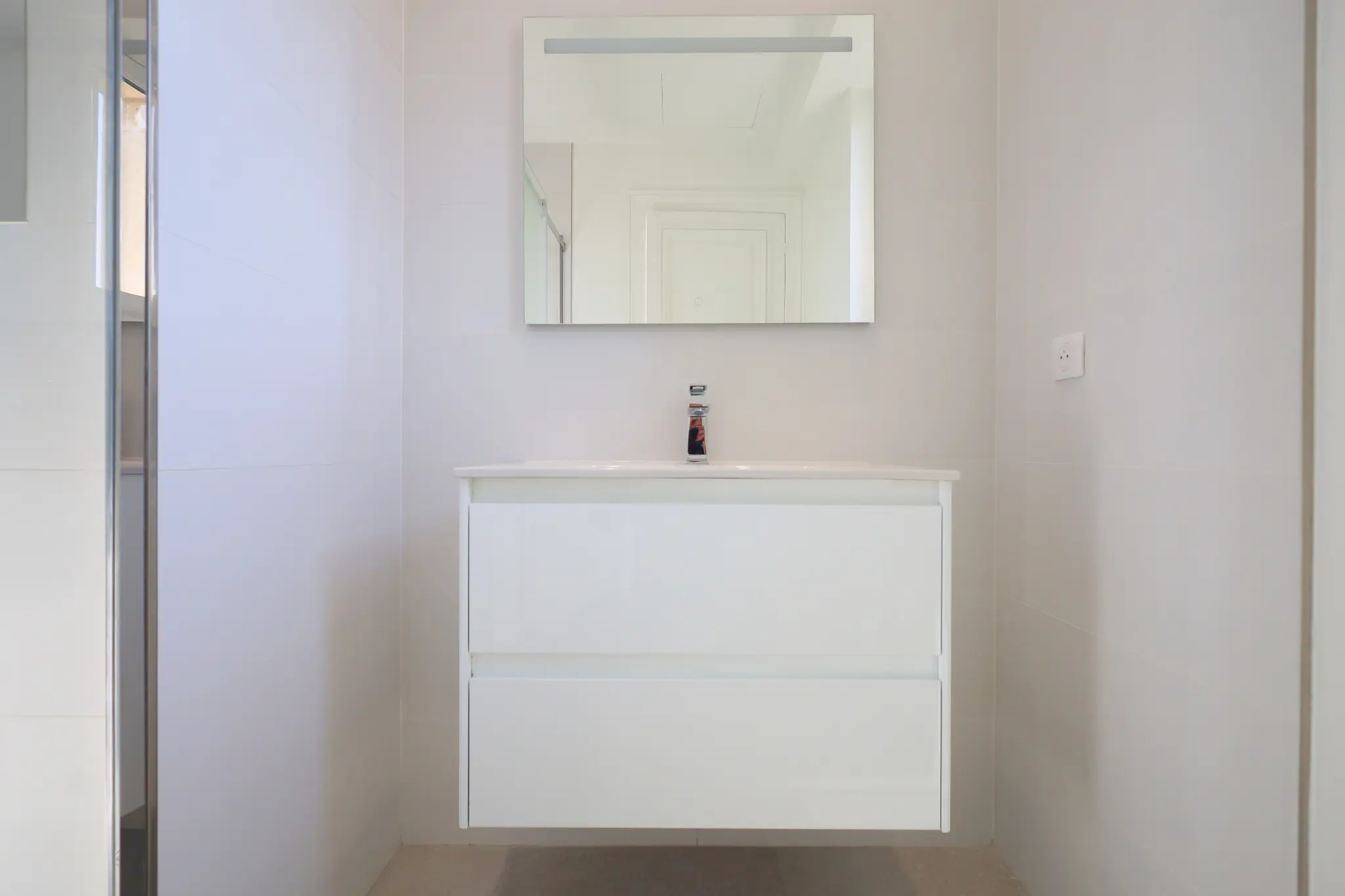 Pose d'un meuble vasque dans une salle de bain à Compiègne.