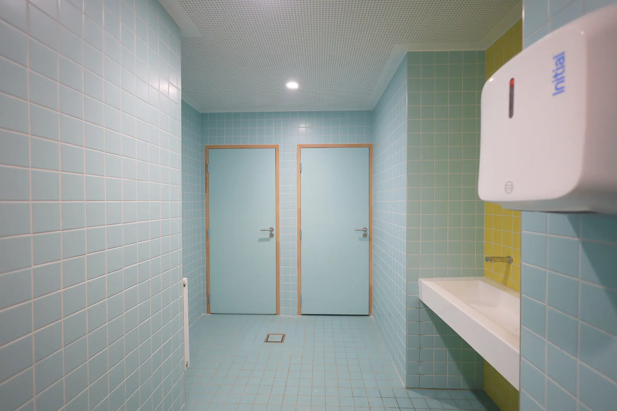 Travaux pour rendre toilettes accessibles aux personnes en situation de handicap. 