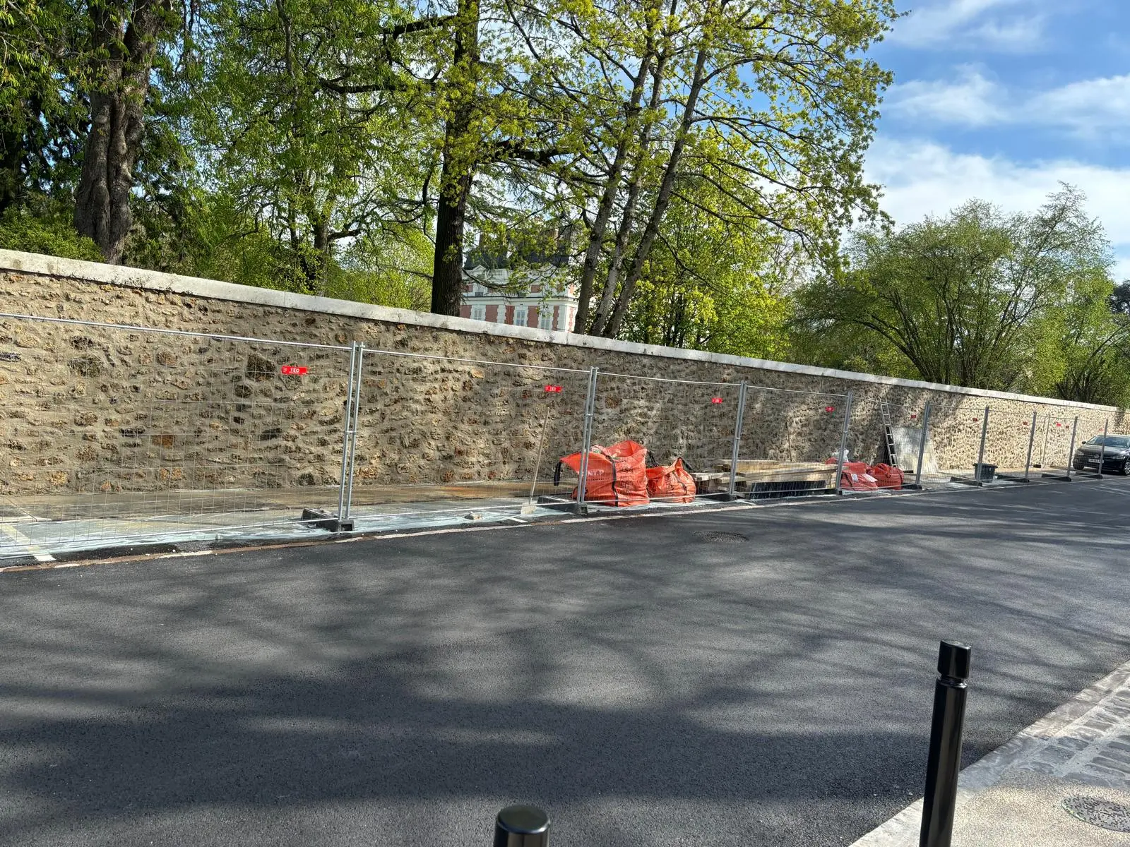 Construction d'un mur dans l'Oise. 