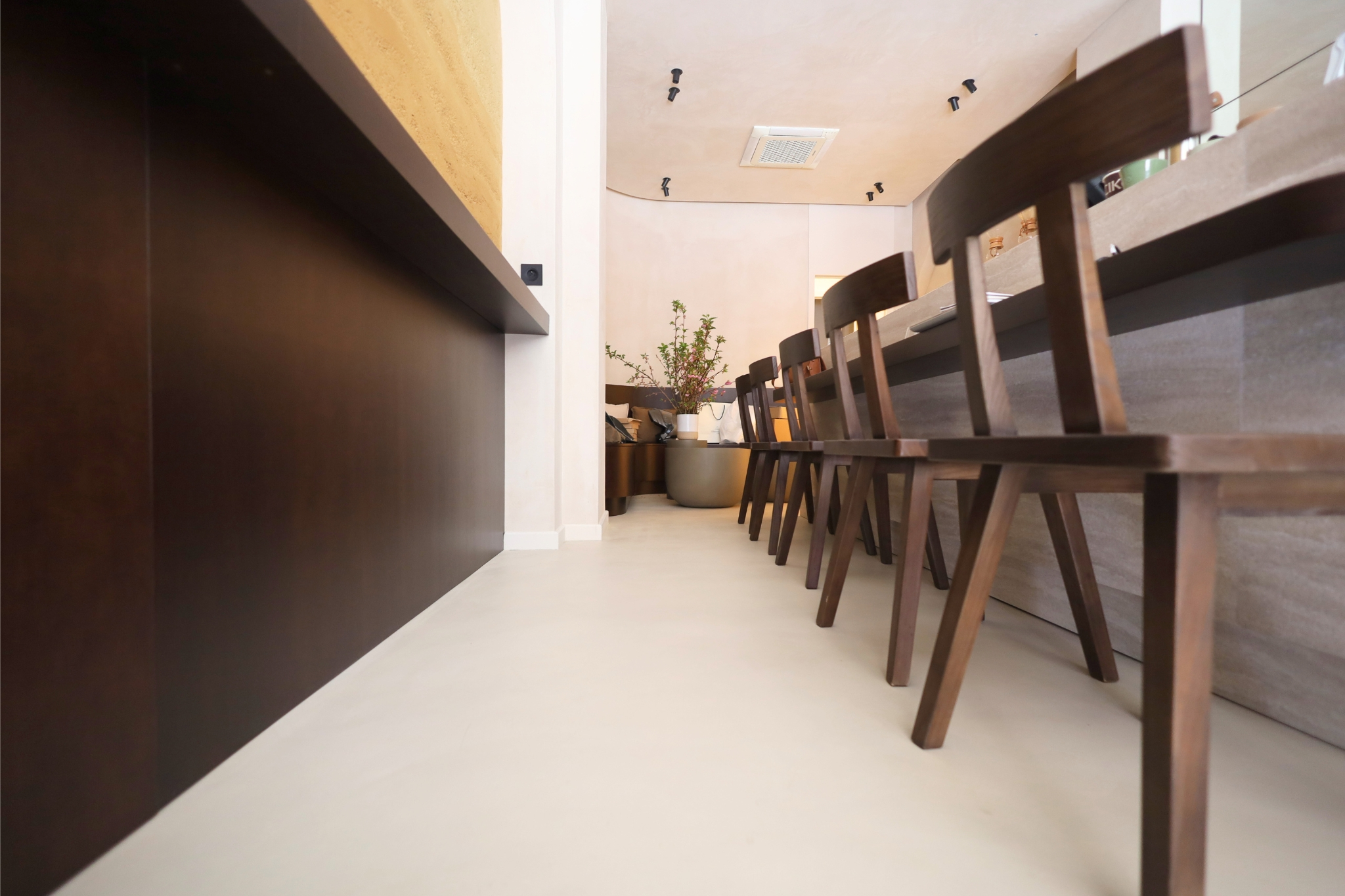 Rénovation sol intérieur en béton ciré haut de gamme Paris 8ème