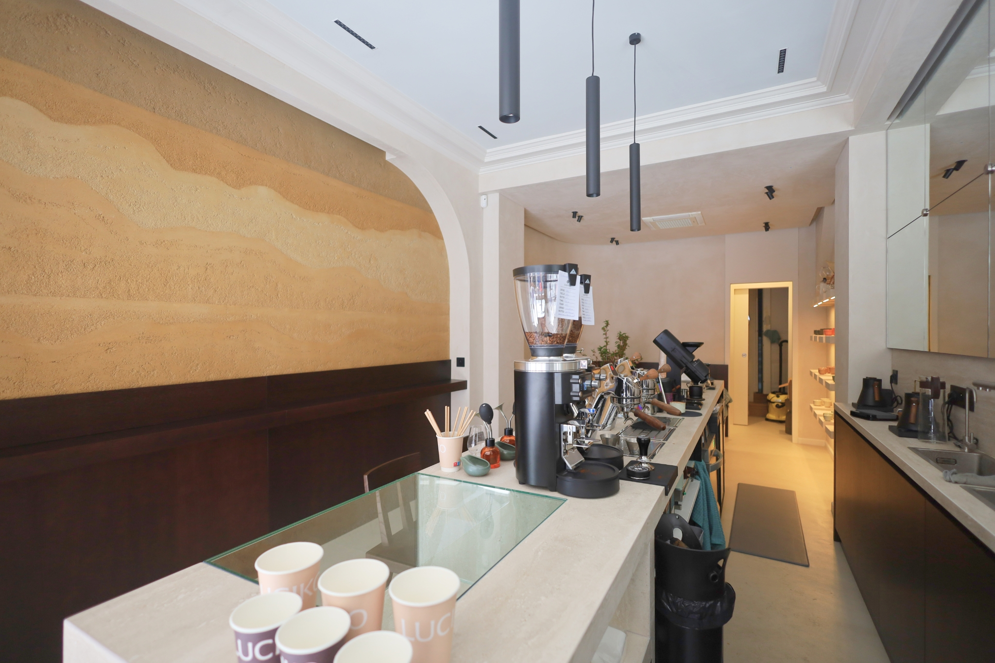 Préparation support sol intérieur avant application béton ciré