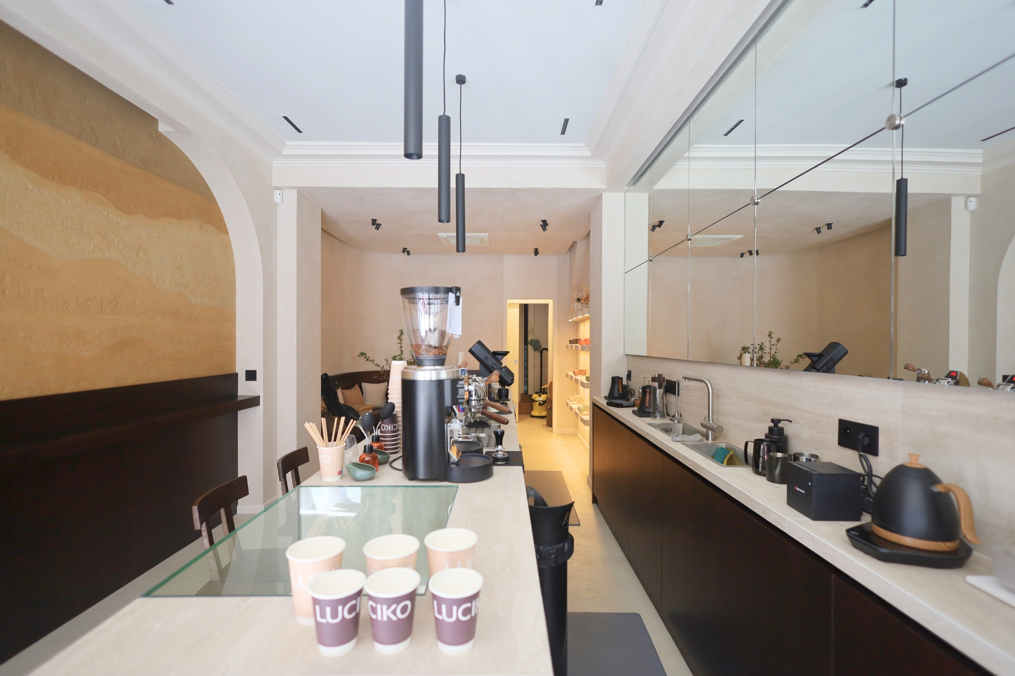 Pose résine de ragréage fibrée avant béton ciré haut de gamme