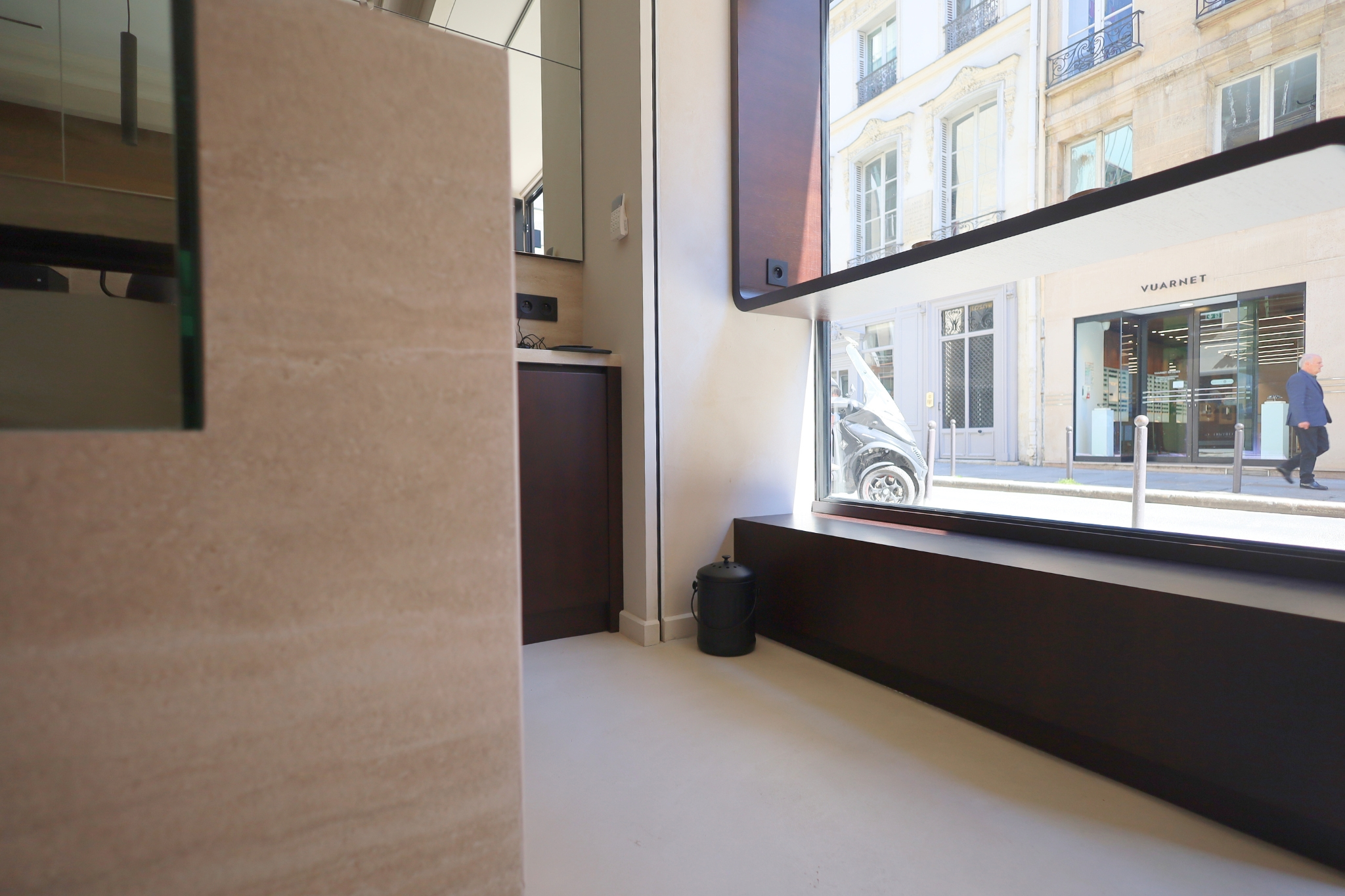 Application première couche béton ciré intérieur finition premium