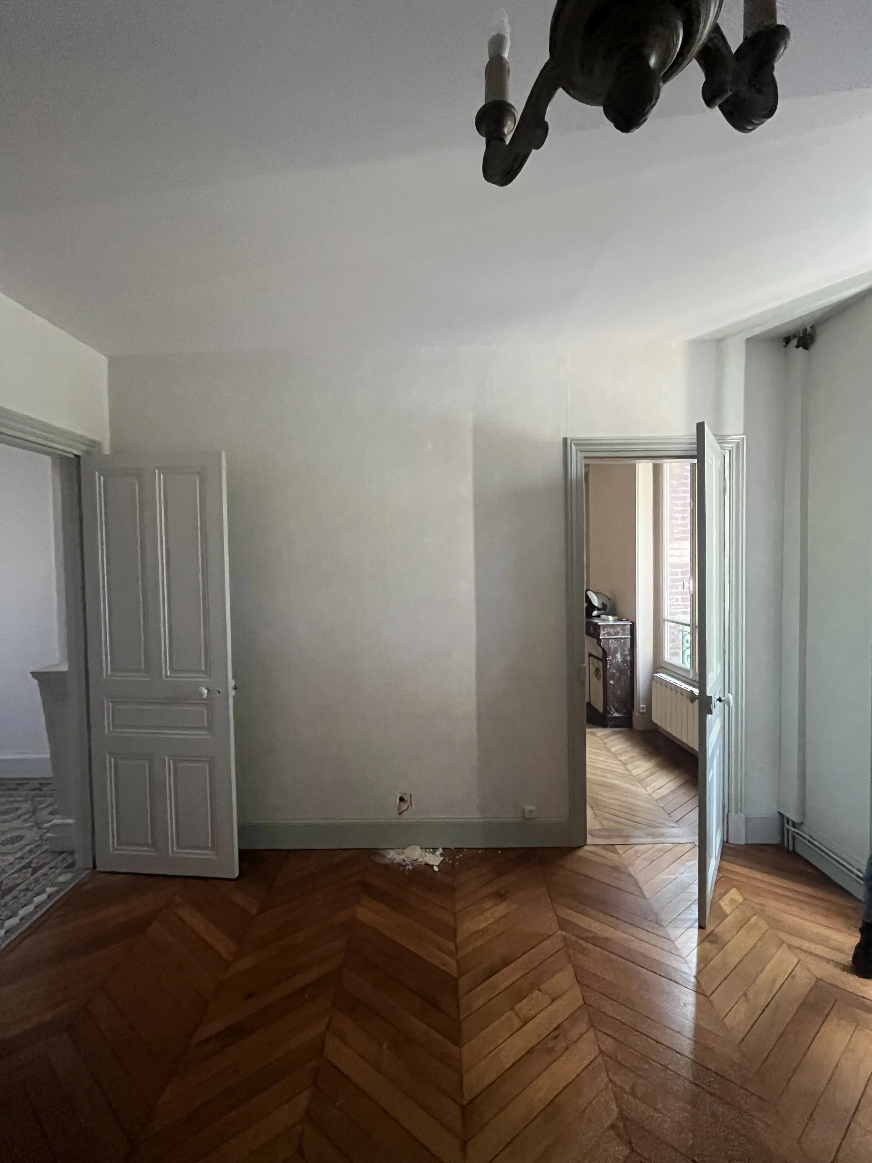 Curage d'un appartement par une entreprise de démolition dans le Val d'Oise. 