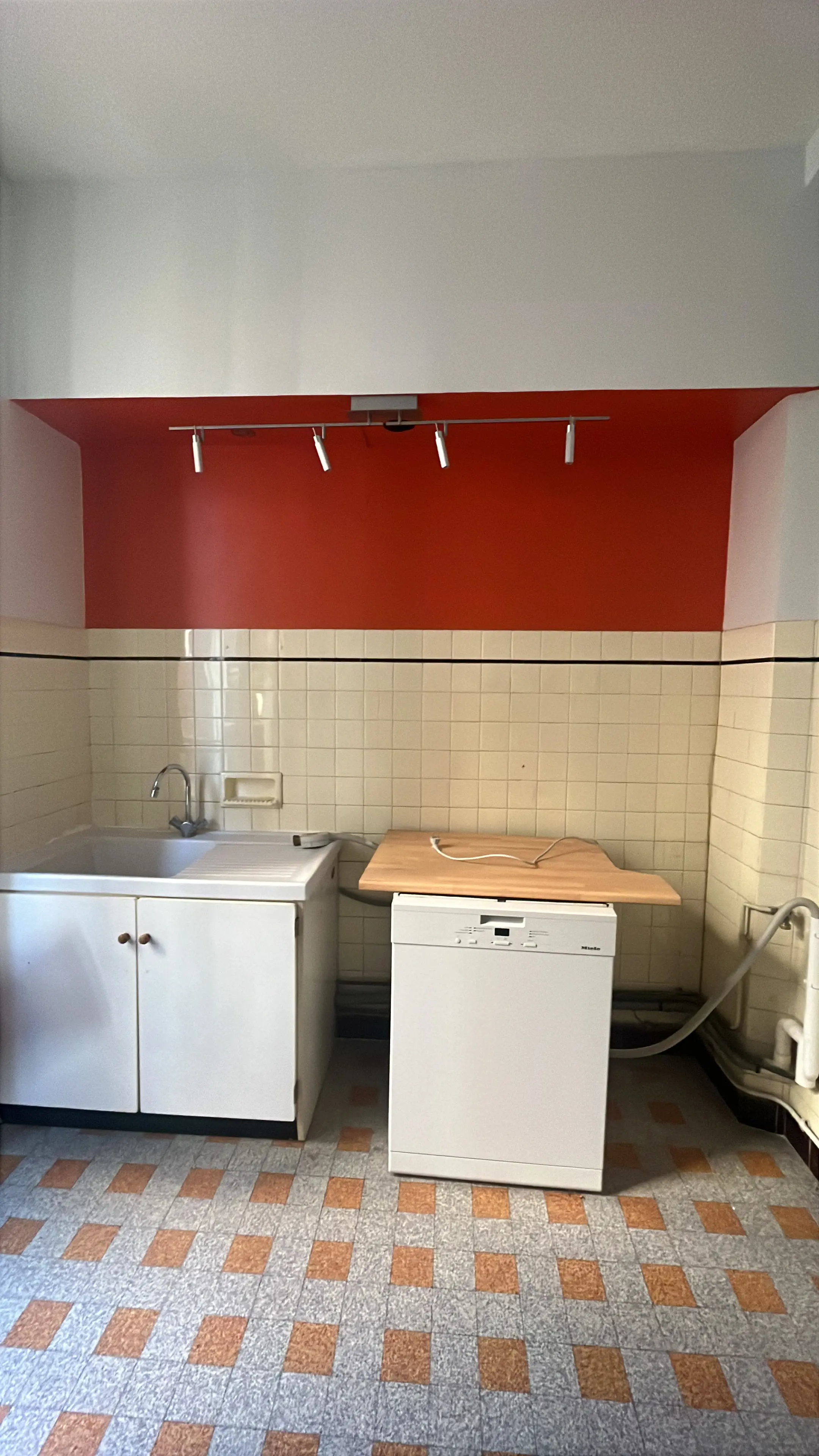 Travaux de démolition dans une cuisine d'une Val d'oise avant sa rénovation complète. 