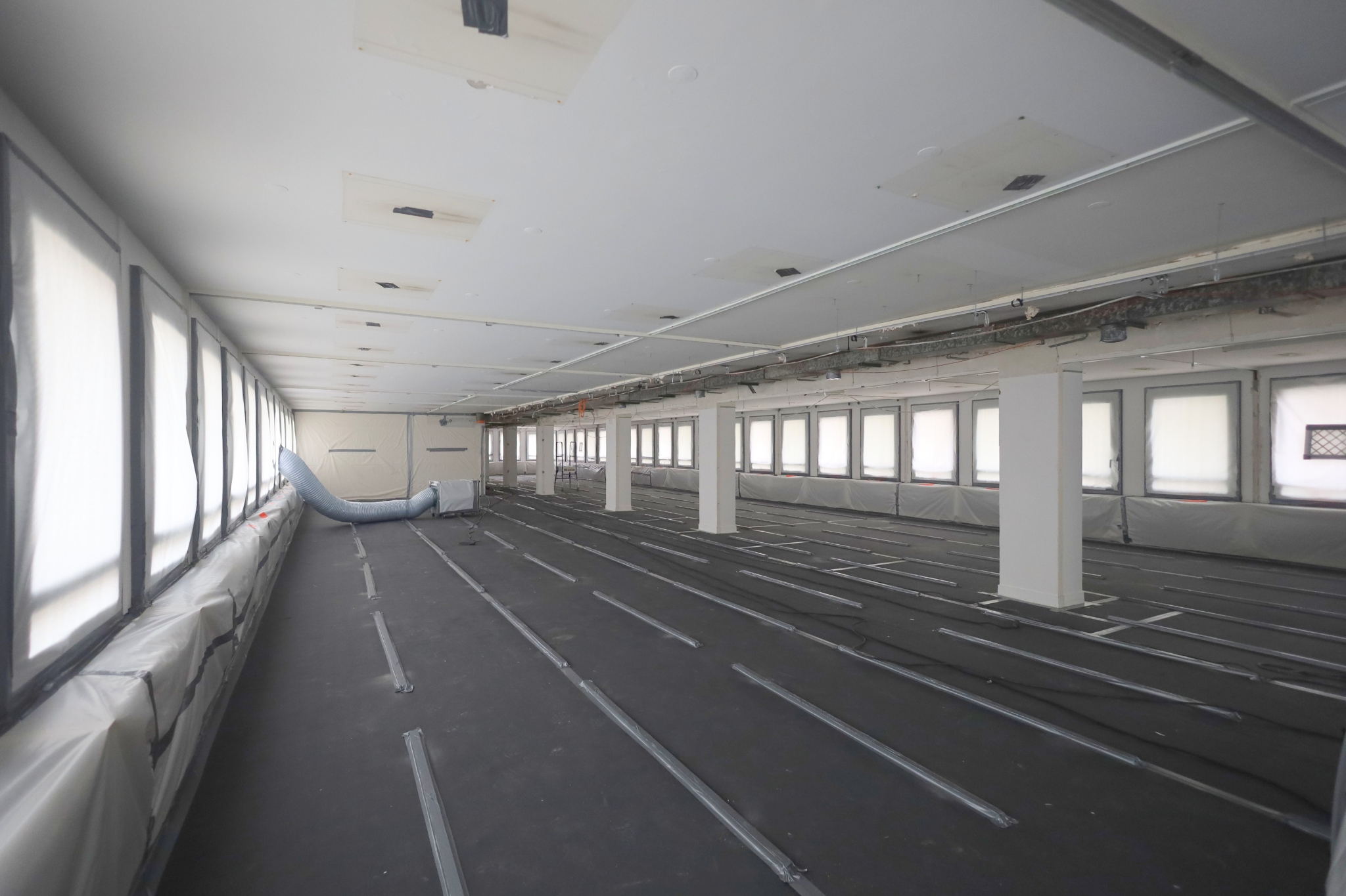 Travaux de curage complet dans des bureaux. 