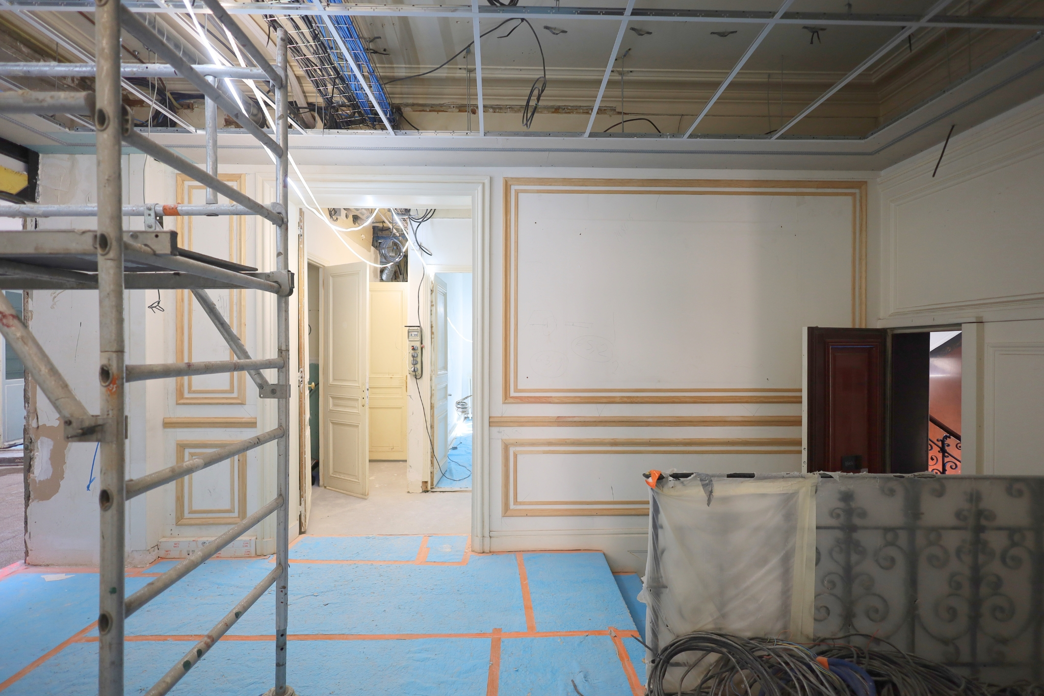 Aménagement de bureaux professionnels à Paris réalisé par Brokkr