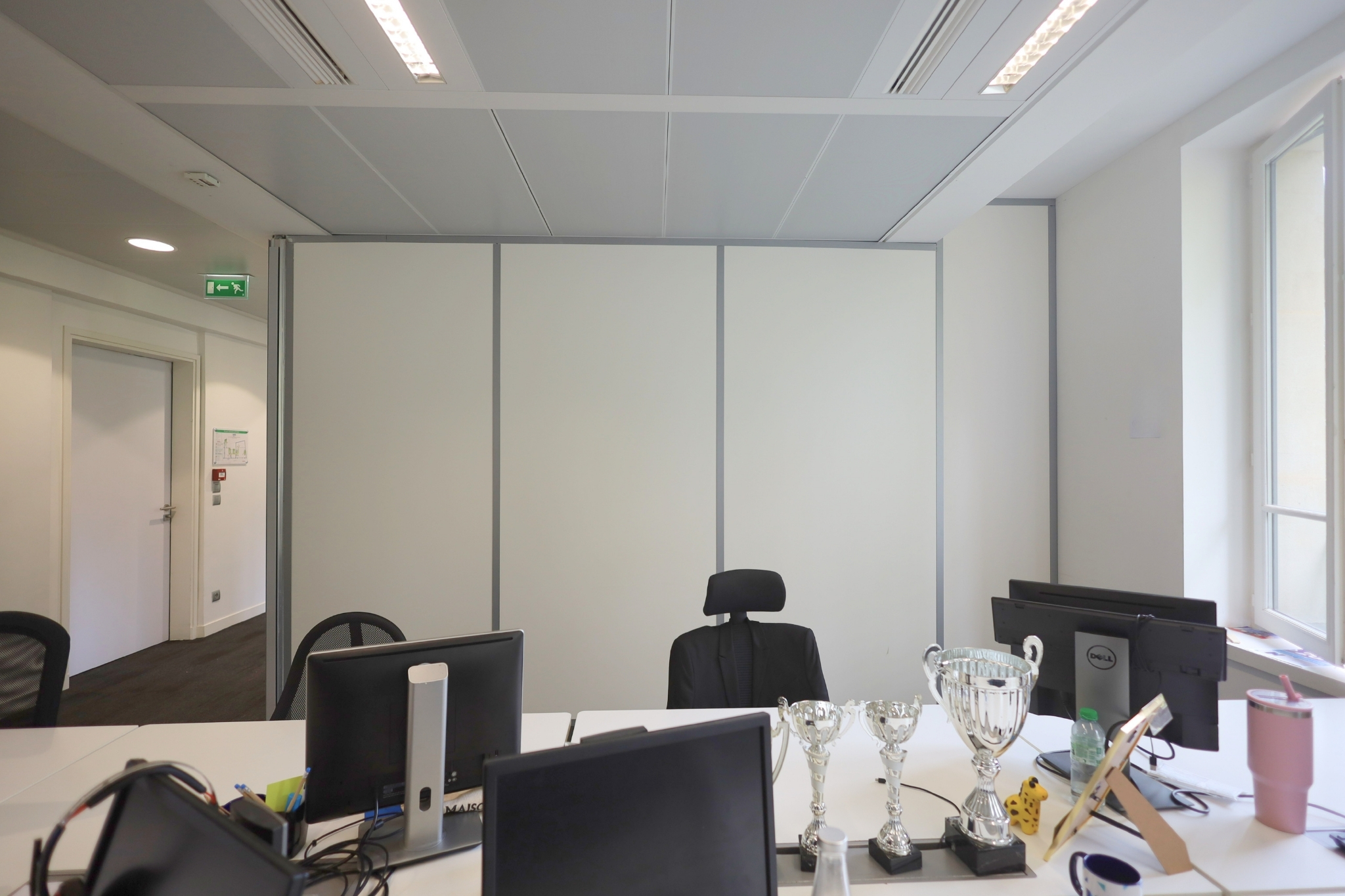 Pose de cloisons amovibles pour l’aménagement de bureaux boulevard Haussmann à Paris 8e par Brokkr