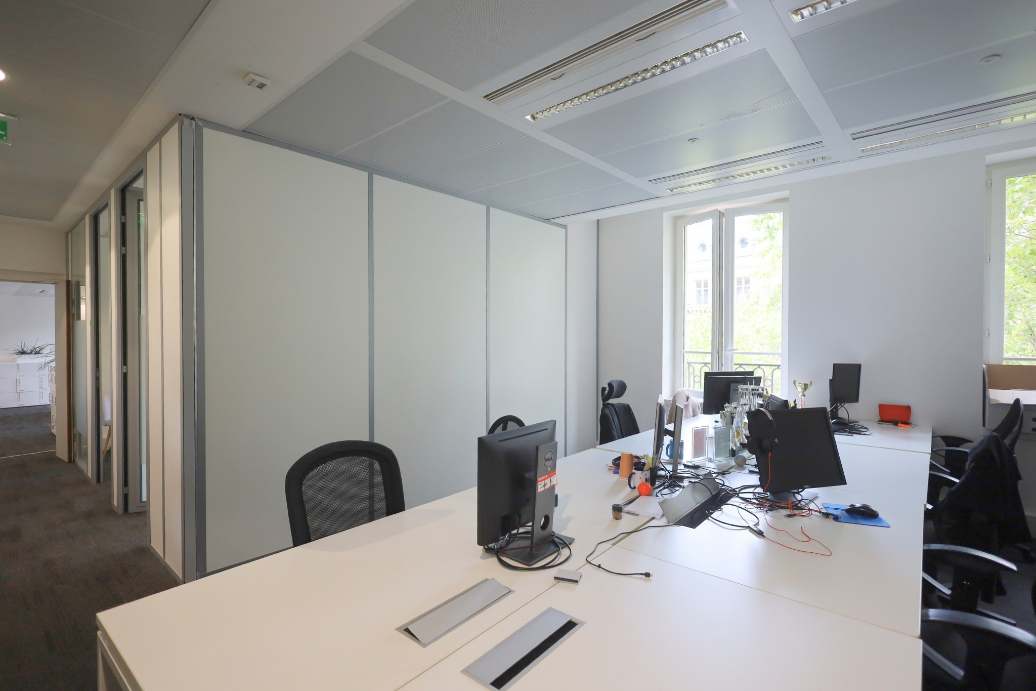 Réaménagement d’espaces de travail avec déplacement de cloisons amovibles à Paris.