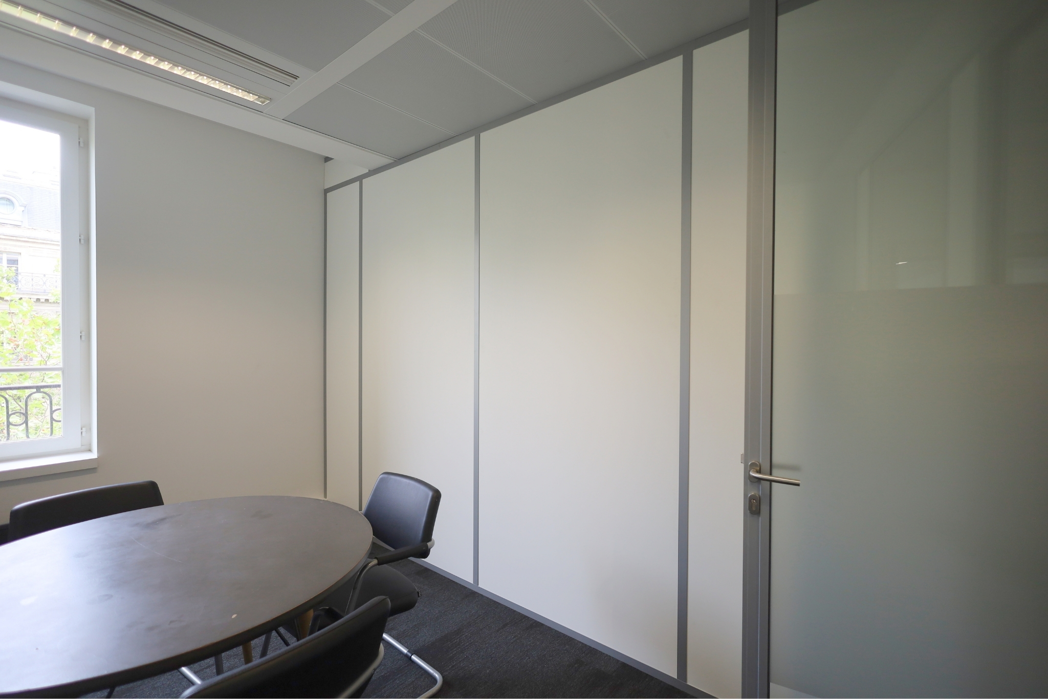 Création de cloisons pleines pour réorganiser des espaces de bureaux à Paris.