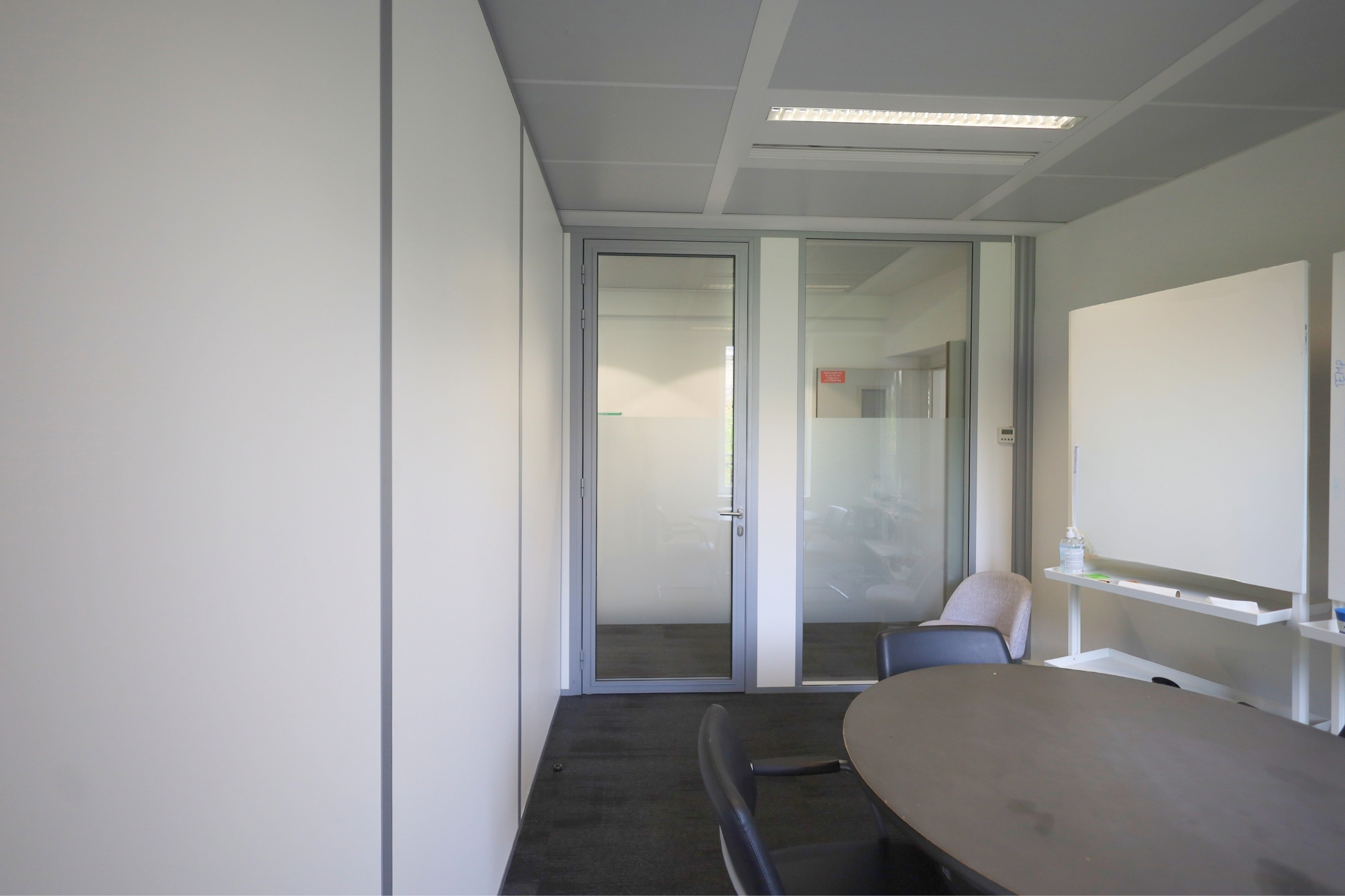 Réaménagement de bureaux avec création et déplacement de cloisons vitrées à Paris.