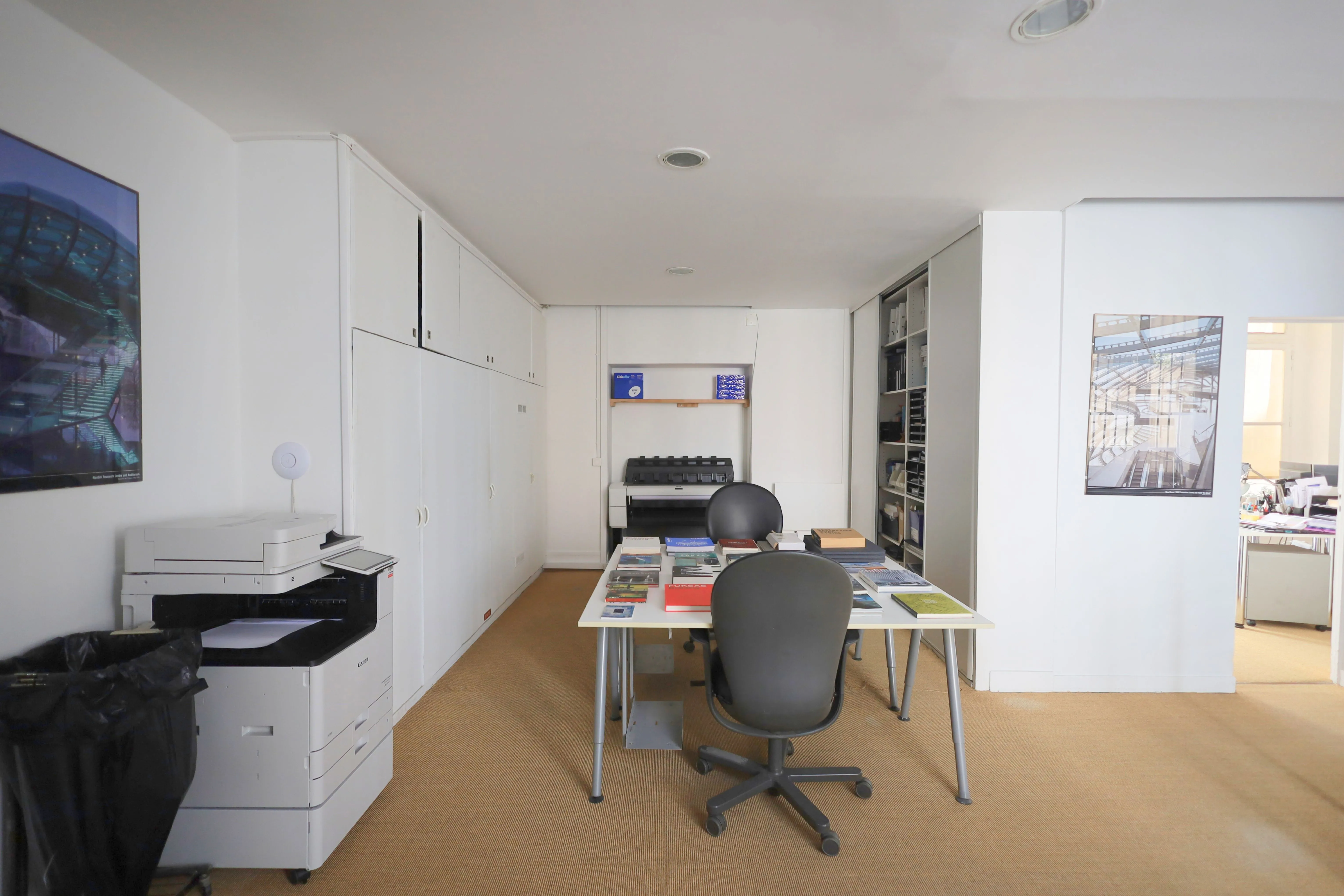 Vue d’un espace de bureaux rénové et destiné à accueillir de futurs locataires.