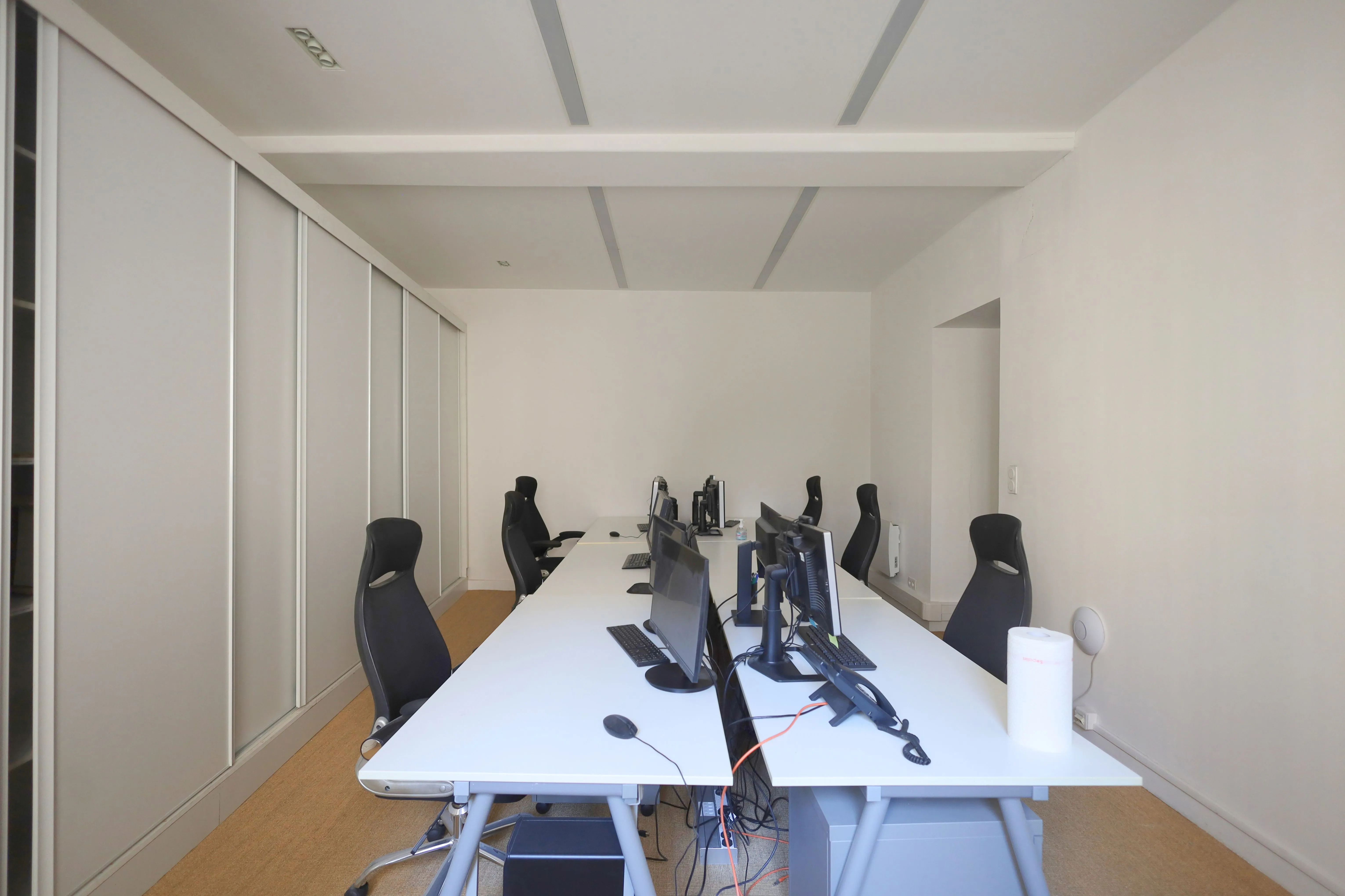 Intérieur des bureaux rénovés par Brokkr pour permettre la location séparée des espaces.
