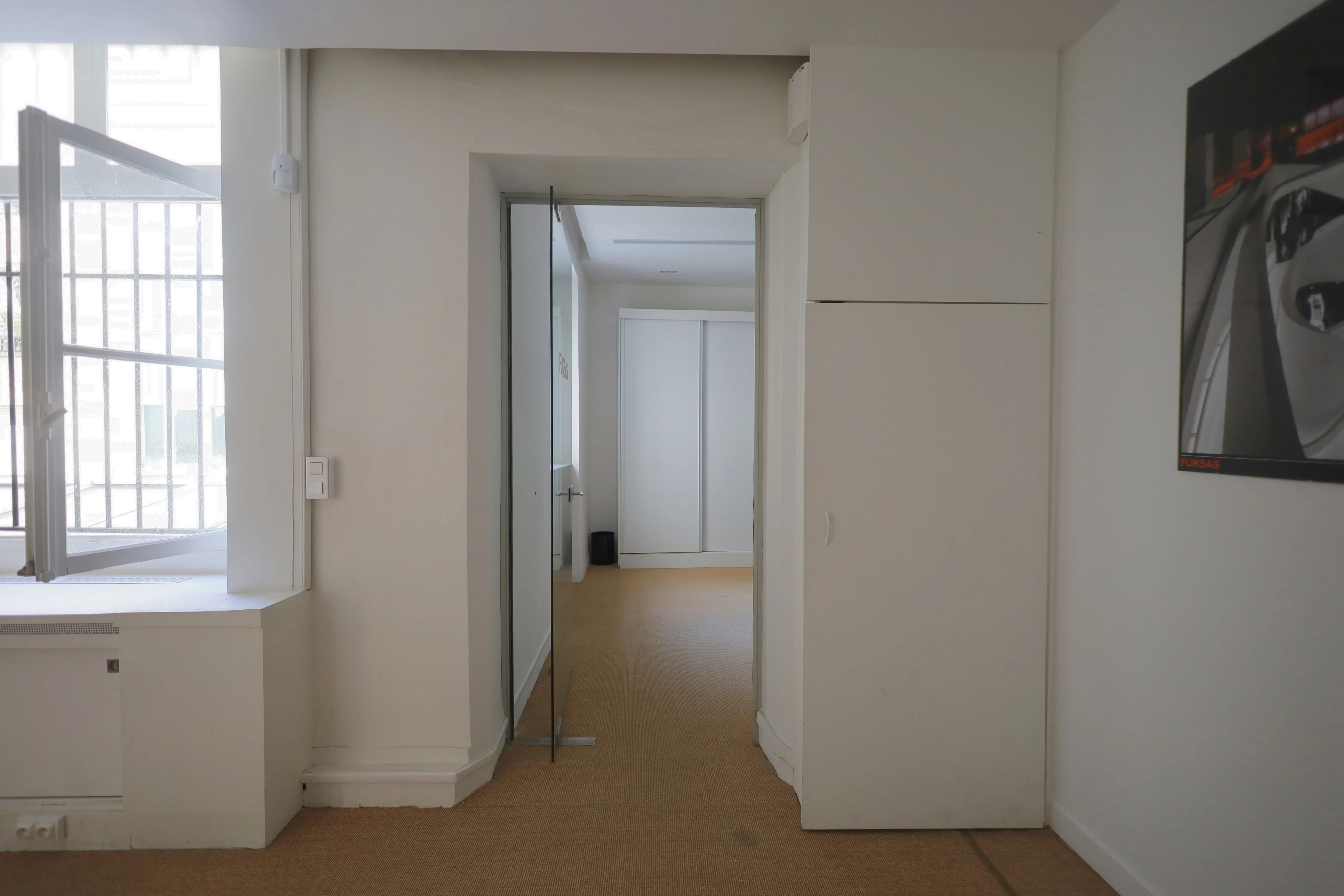 Vue des locaux professionnels après réorganisation des espaces et rénovation intérieure.