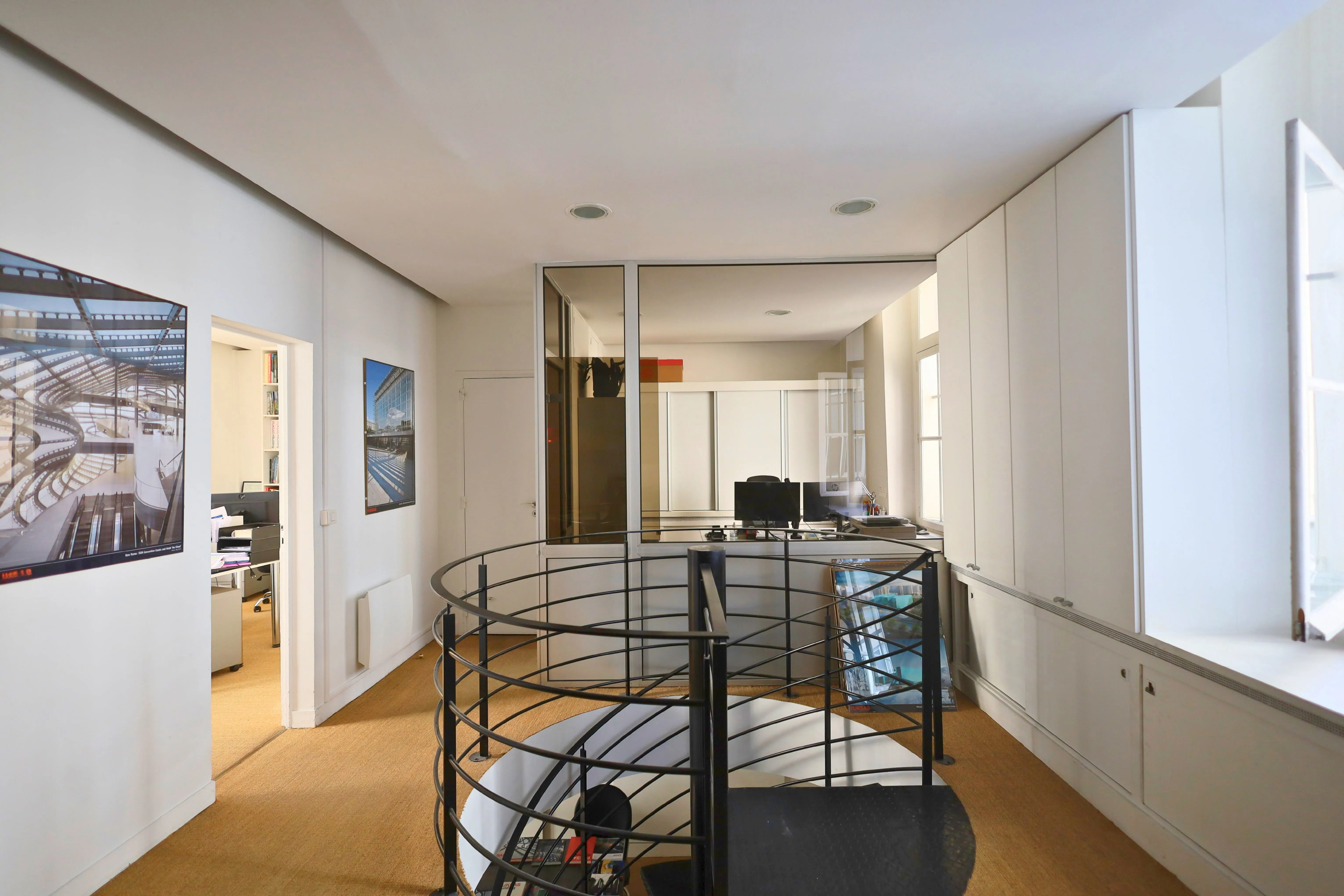 Bureau indépendant aménagé dans un ensemble de locaux situé à Paris 3e.