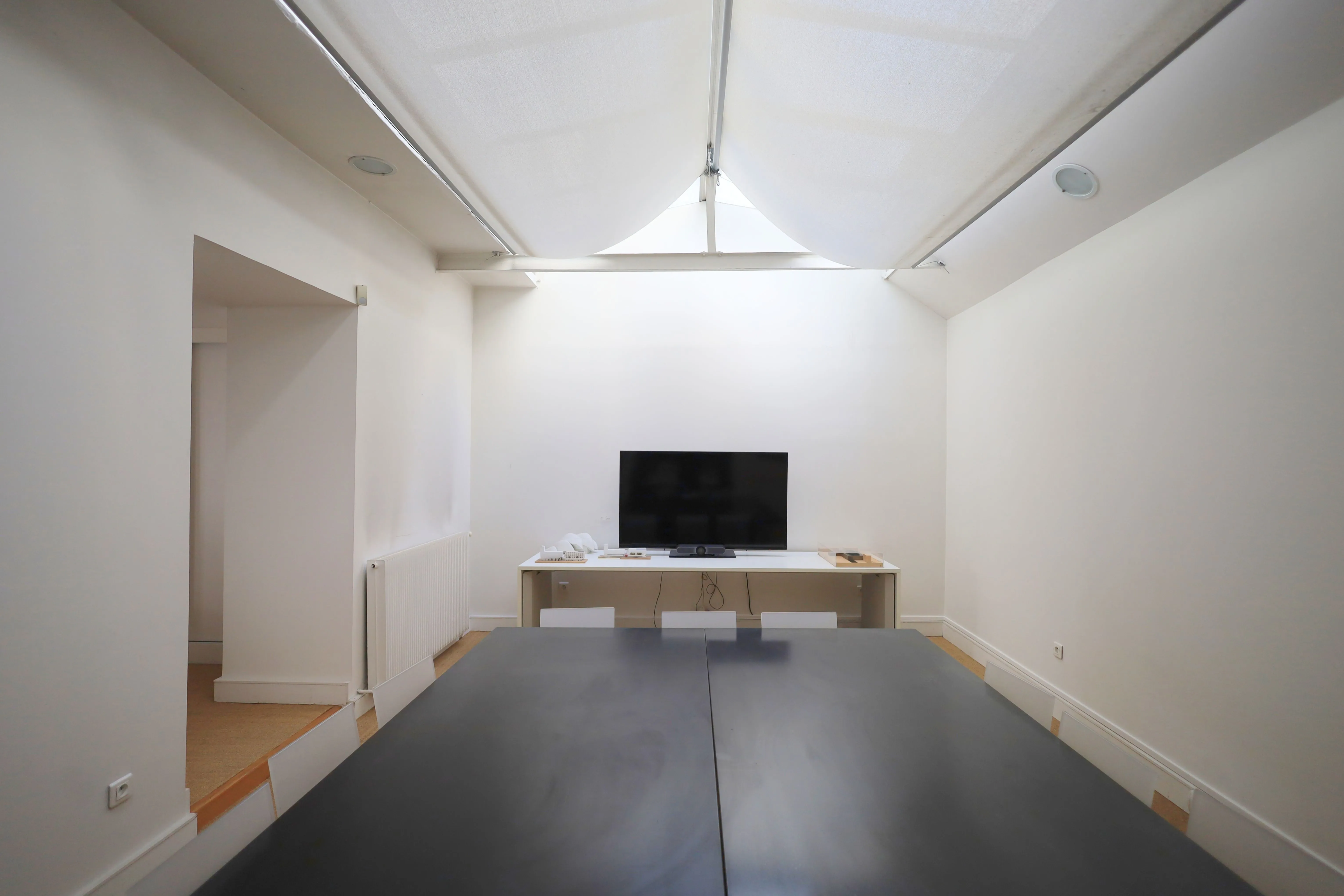 Cloisons séparatives réalisées pour délimiter les nouveaux espaces de bureaux.