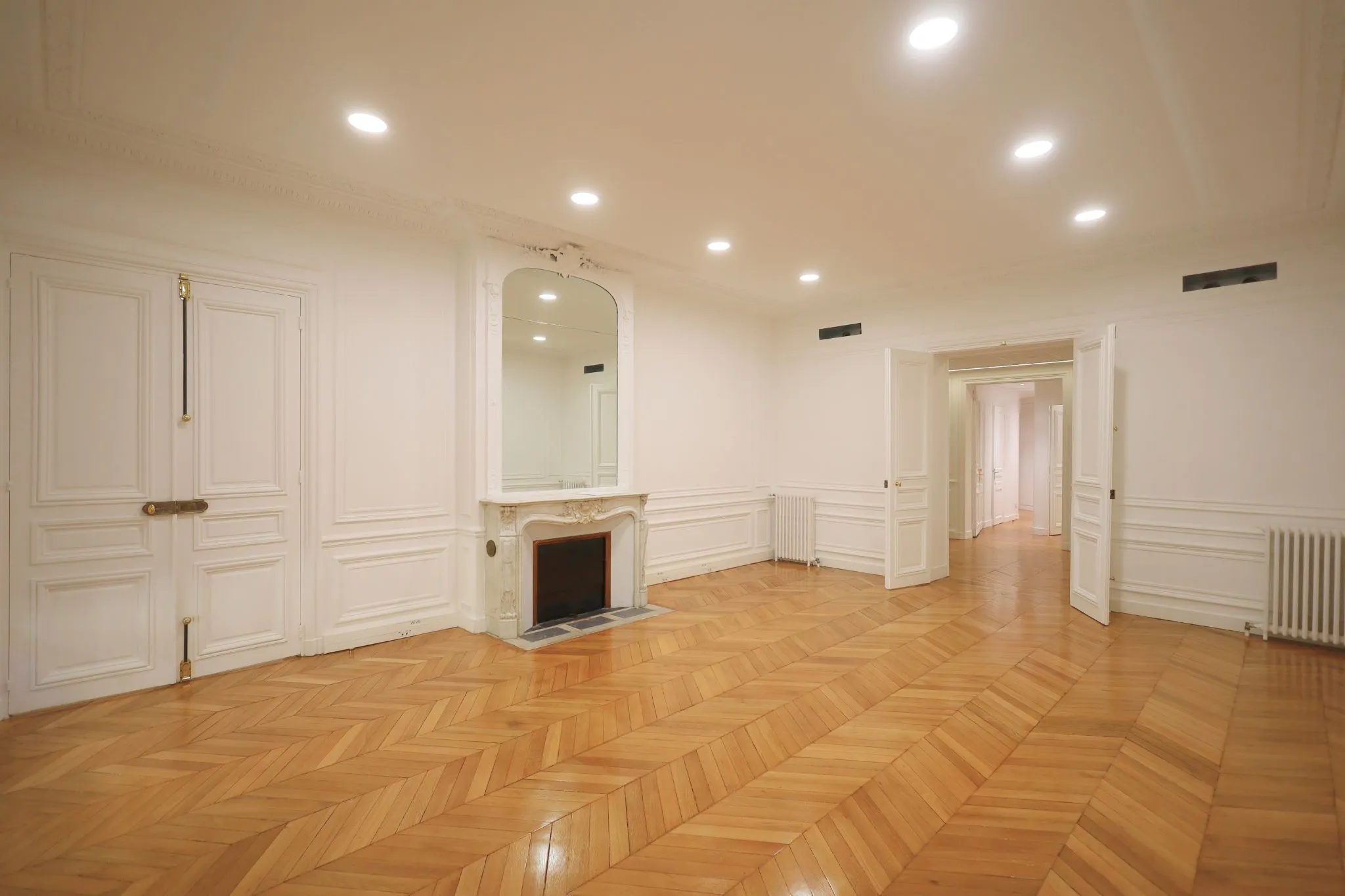 Bureau rénové avec parquet, moulures blanches et cheminée