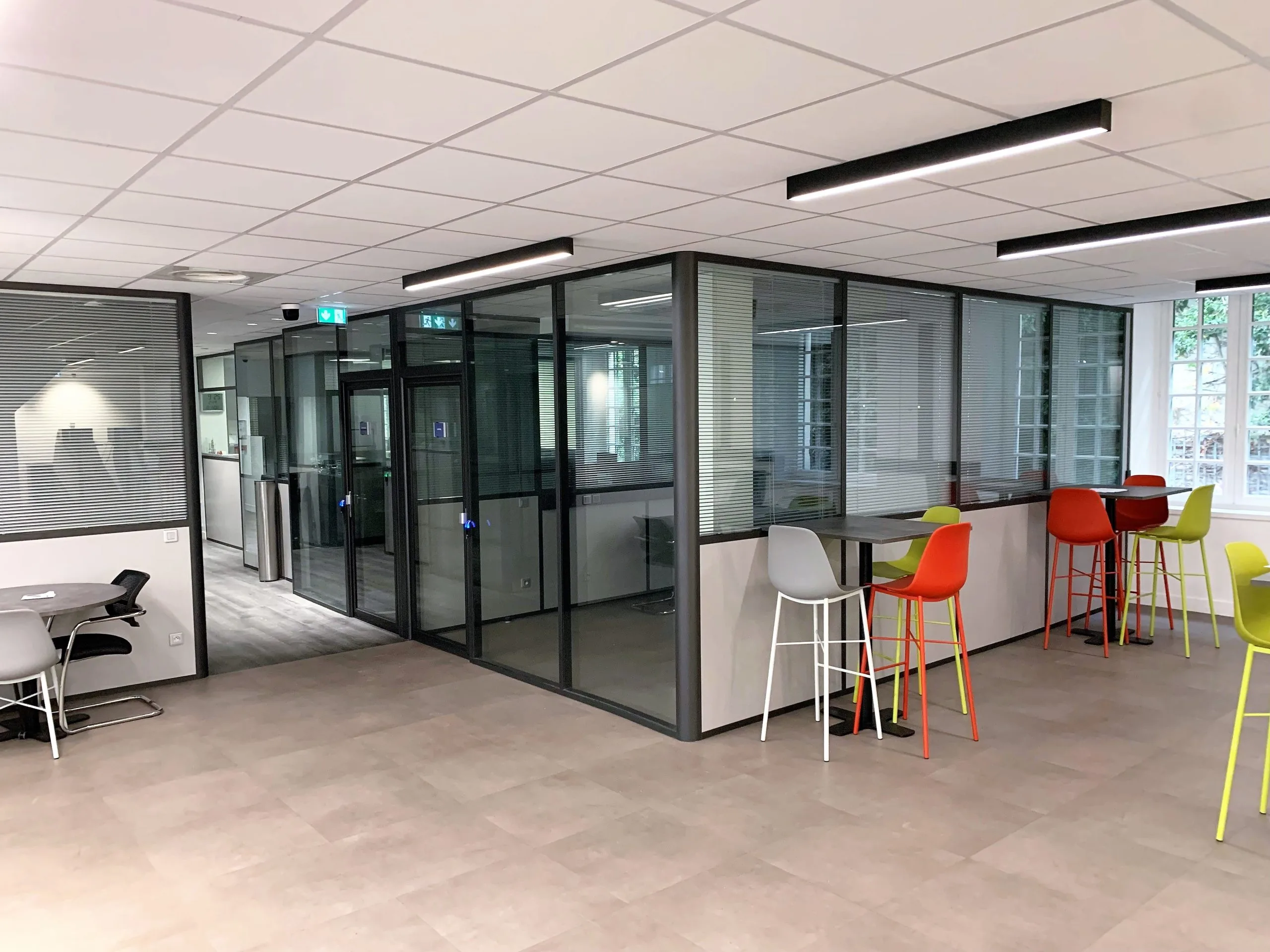 Entreprise de pose de cloisons vitrées sur allège à Paris et en Île-de-France. 