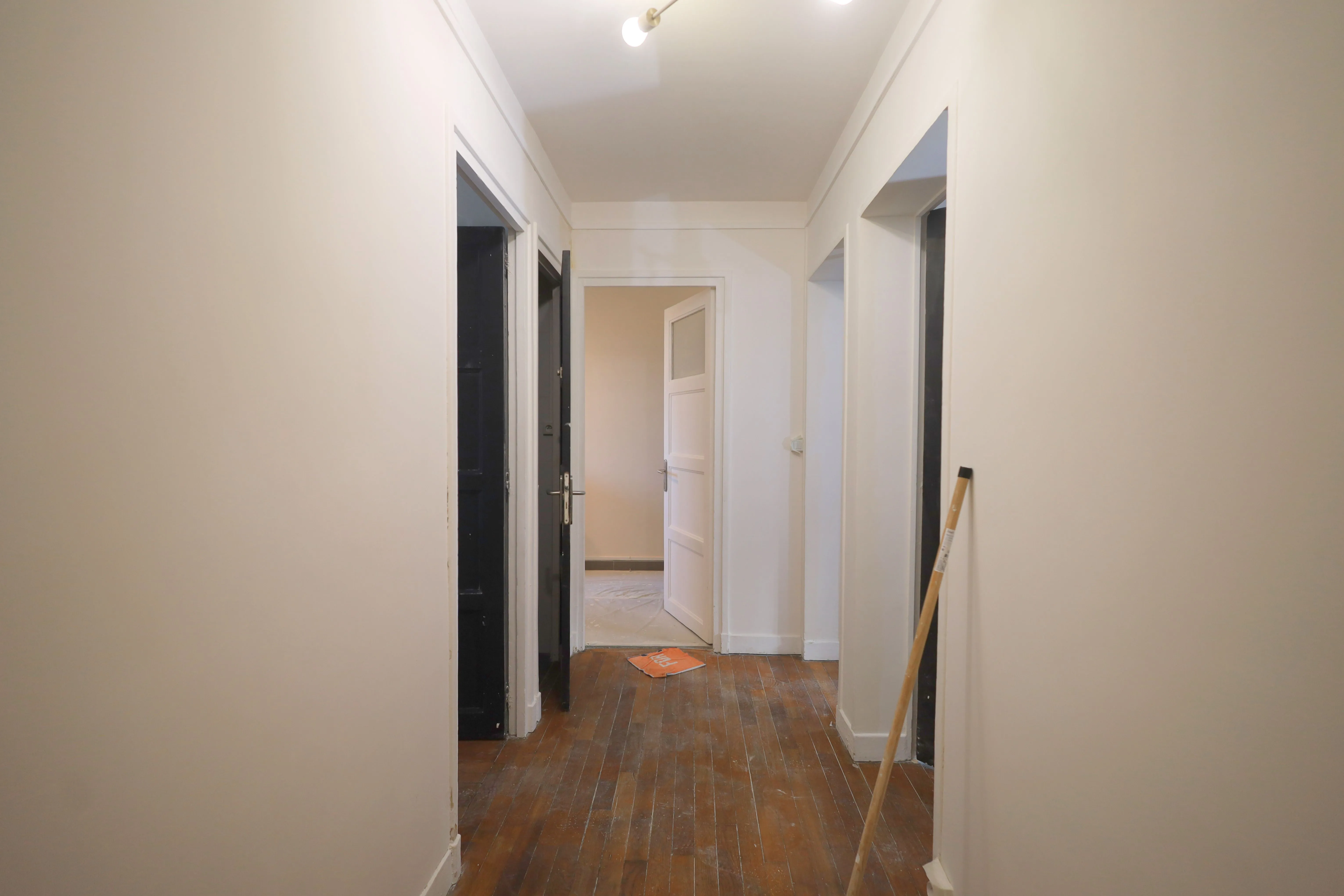 Vue intérieure de l’appartement après les travaux de peinture